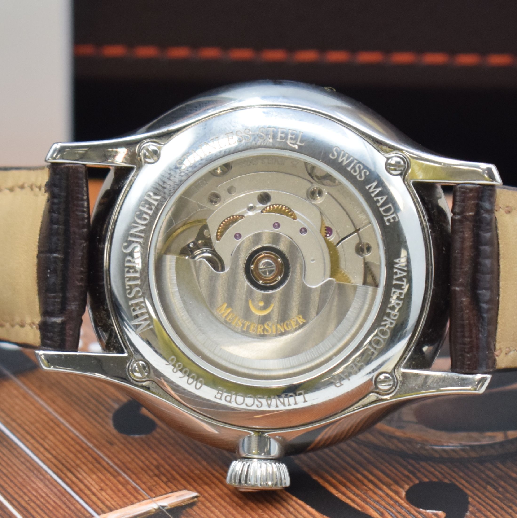 Detail e: MEISTERSINGER Lunascope Herrenarmbanduhr mit Mondphase in Stahl, Schweiz um 2020, Automatik, beids. vergl. Geh., Boden 4-fach verschr., orig. ...