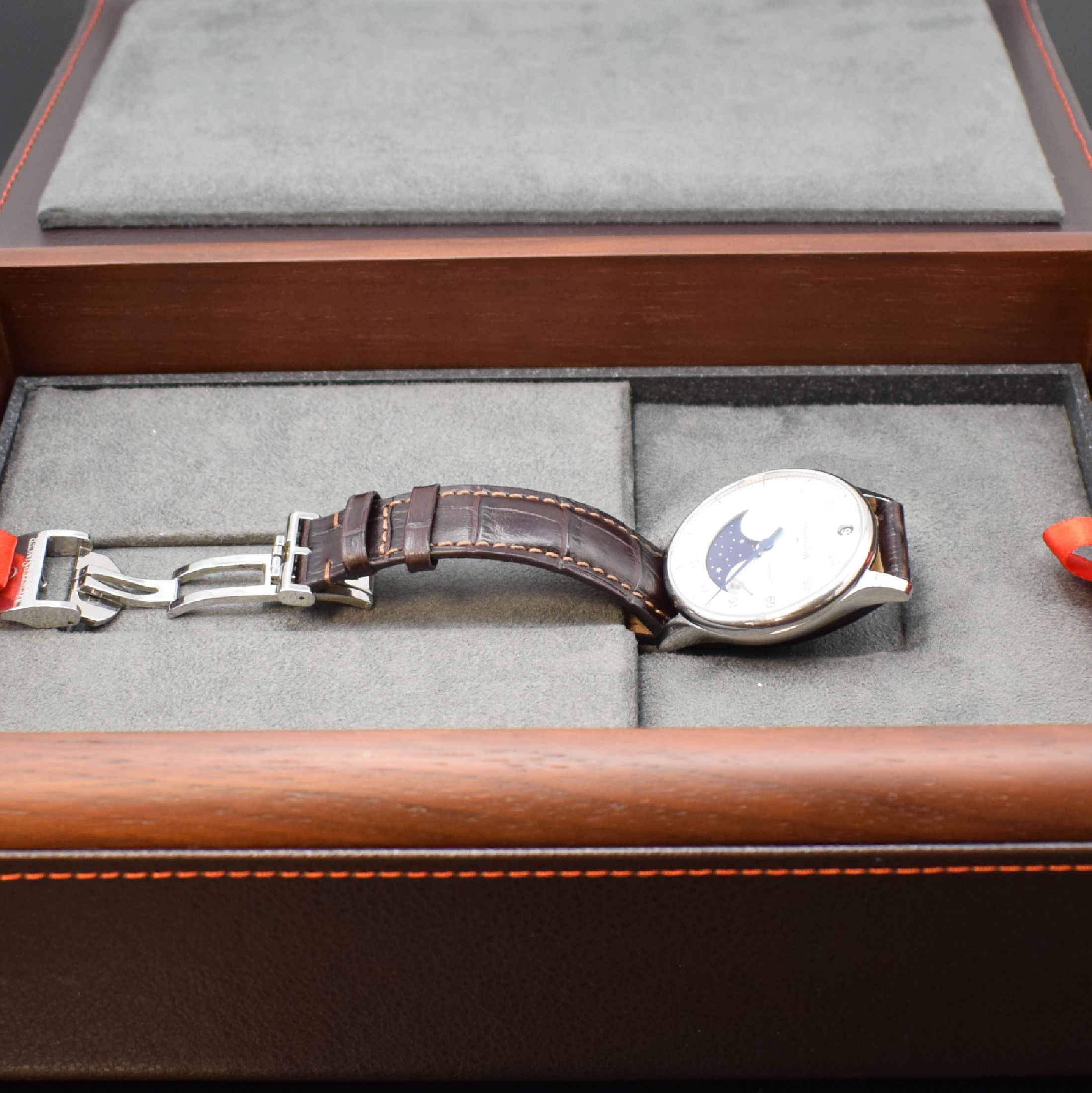Detail f: MEISTERSINGER Lunascope Herrenarmbanduhr mit Mondphase in Stahl, Schweiz um 2020, Automatik, beids. vergl. Geh., Boden 4-fach verschr., orig. ...