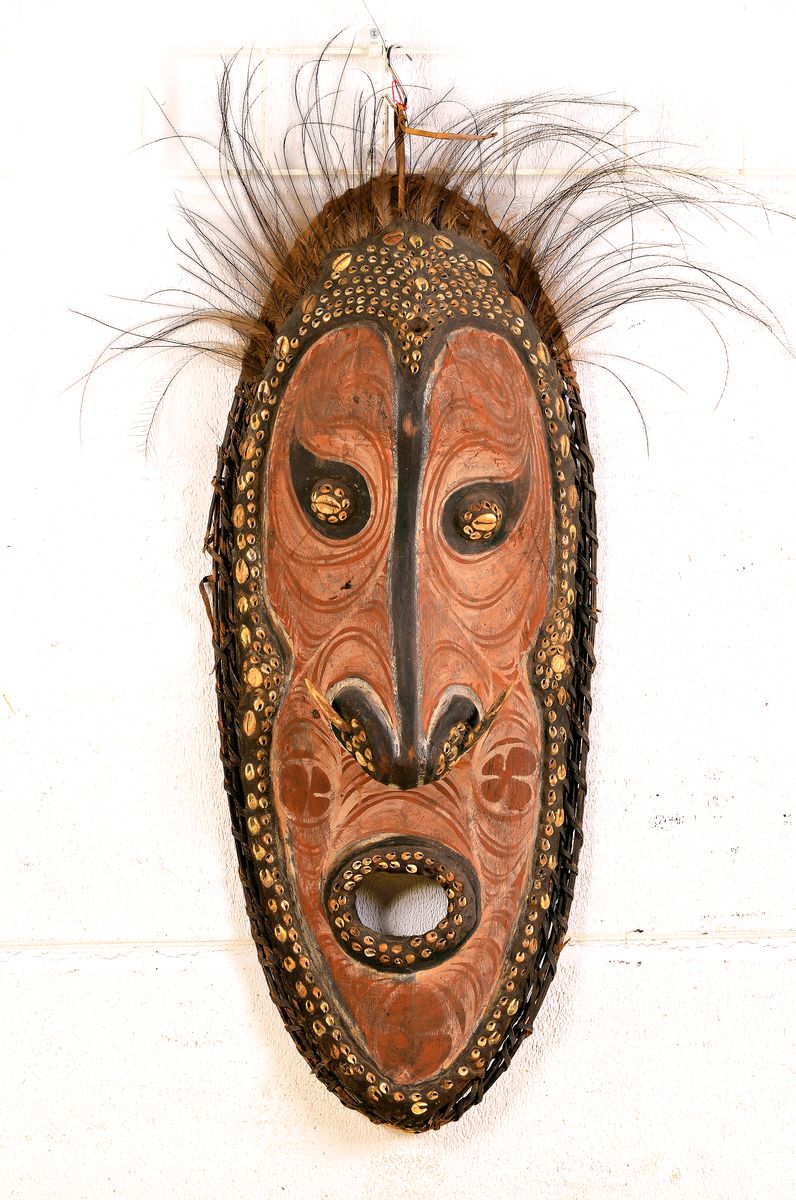 Ahnenmaske, Papua Neuguinea, Sepik-Gebiet, Holz geschnitzt, rote, schwarze und weiße Kaltbemalung, reicher Kaurimuschelbesatz, Rand geflochten und ...