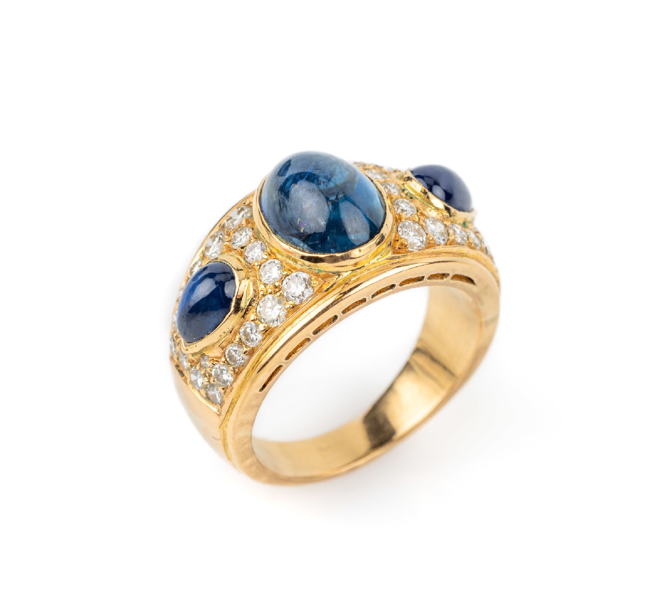 18 kt Gold Saphir-Brillant Ring, GG 750/ 000, geprüft, 3 Saphir-Cabochons zus. ca. 3.80ct, 38 Brillanten zus. ca. 0.76 ct Weiß/si, ca. 9.7 g, RW 53
