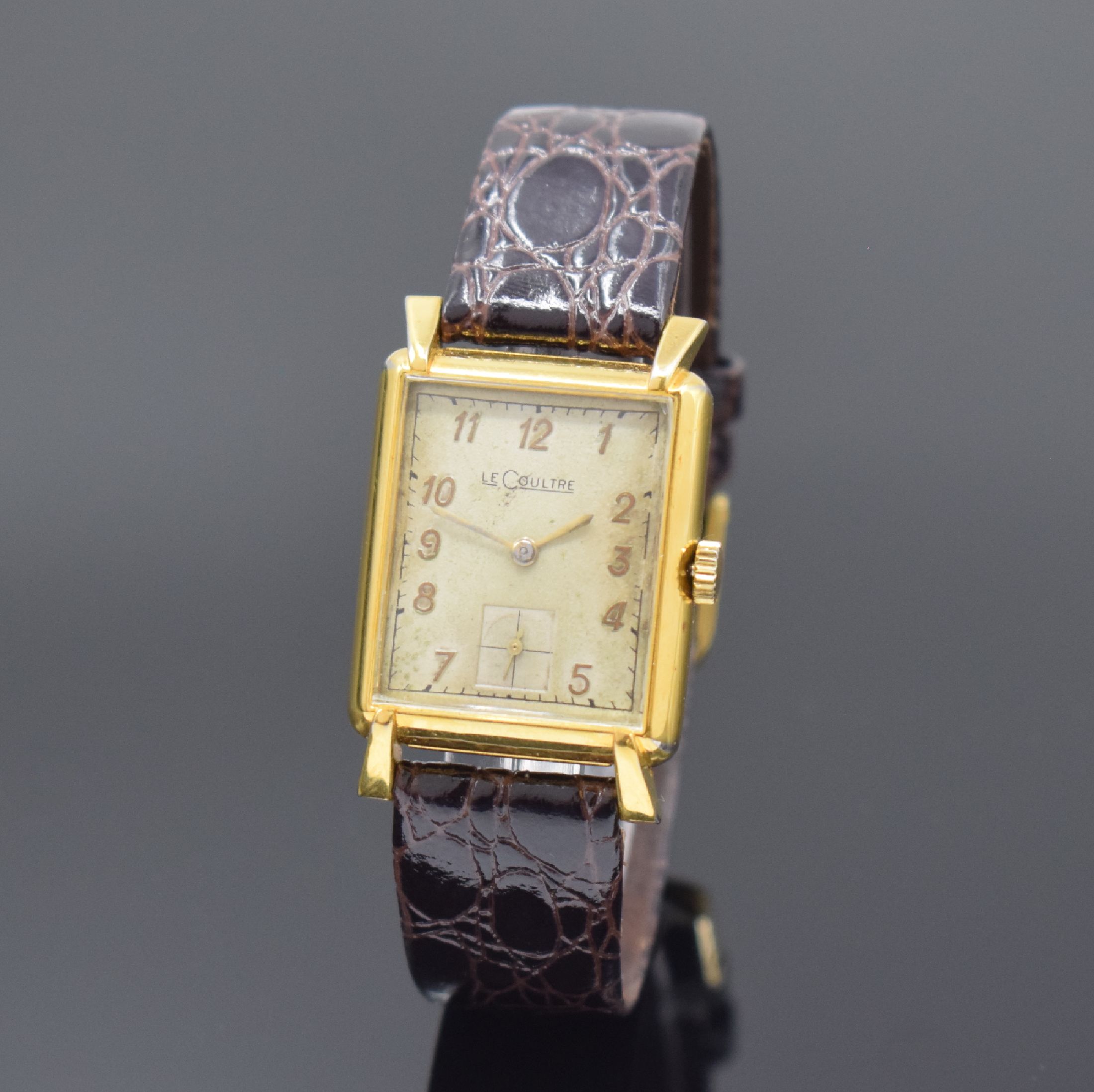 LeCoultre 10k Gold filled Armbanduhr, Schweiz/USA um 1955, Handaufzug, Boden aufgedr., silb. Zifferbl. pat./fl., gold. arab. Zahlen, gold. Zeiger, ...