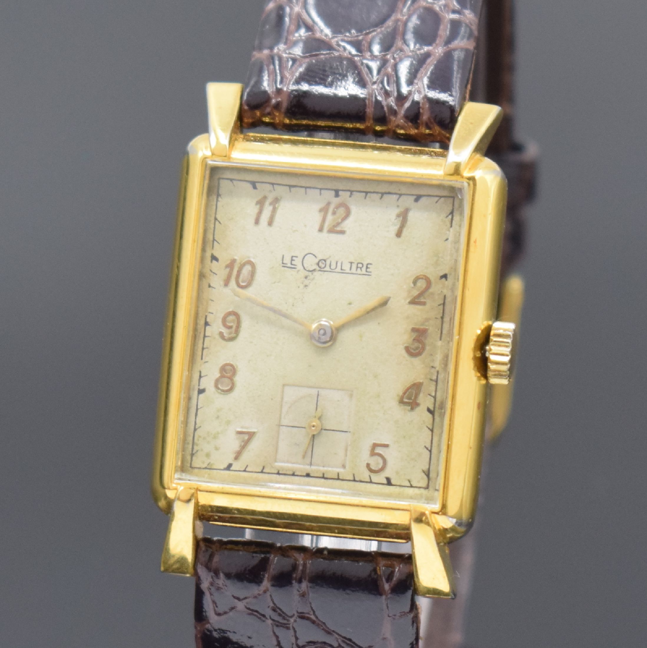 Detail a: LeCoultre 10k Gold filled Armbanduhr, Schweiz/USA um 1955, Handaufzug, Boden aufgedr., silb. Zifferbl. pat./fl., gold. arab. Zahlen, gold. Zeiger, ...
