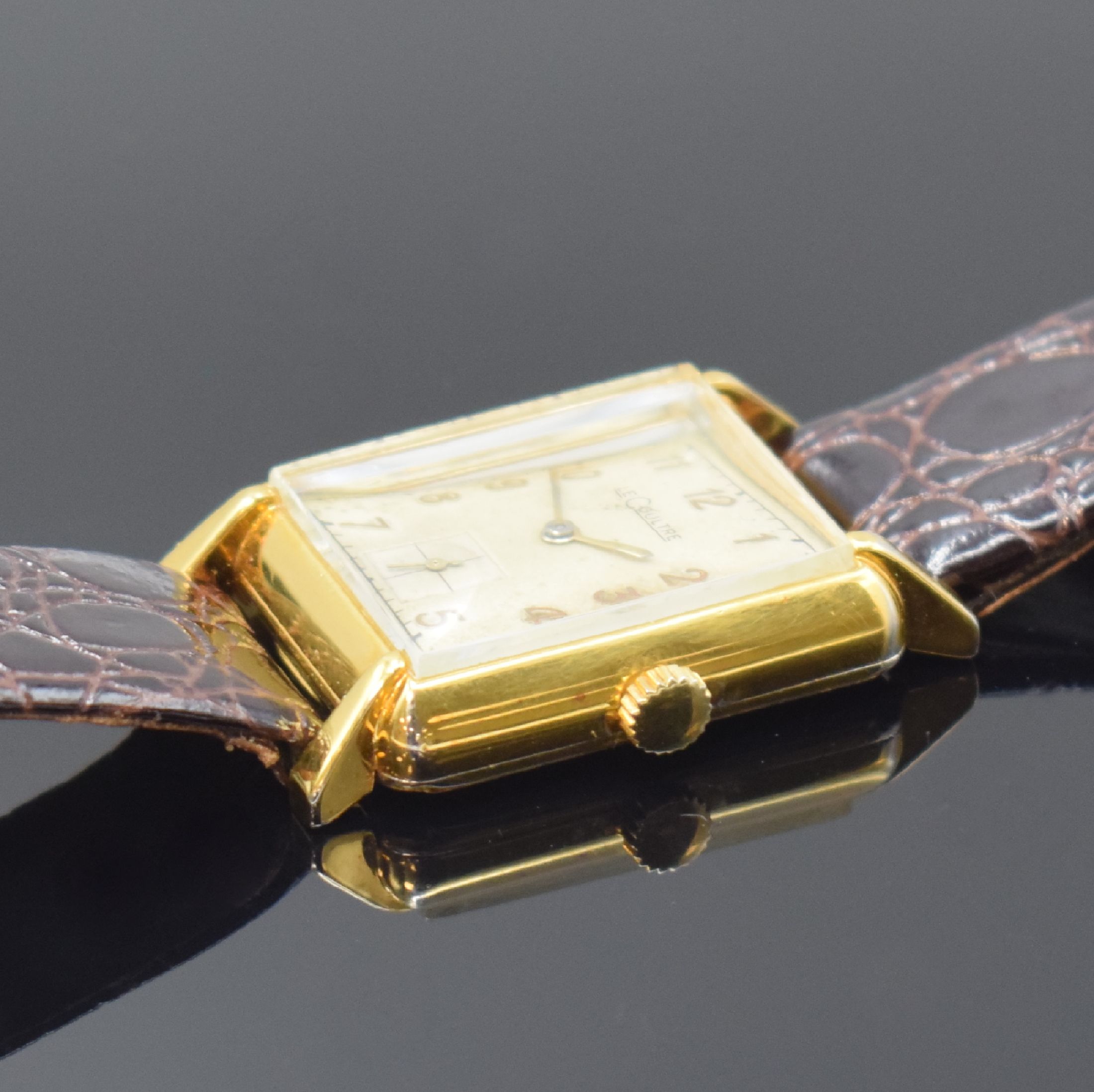 Detail b: LeCoultre 10k Gold filled Armbanduhr, Schweiz/USA um 1955, Handaufzug, Boden aufgedr., silb. Zifferbl. pat./fl., gold. arab. Zahlen, gold. Zeiger, ...