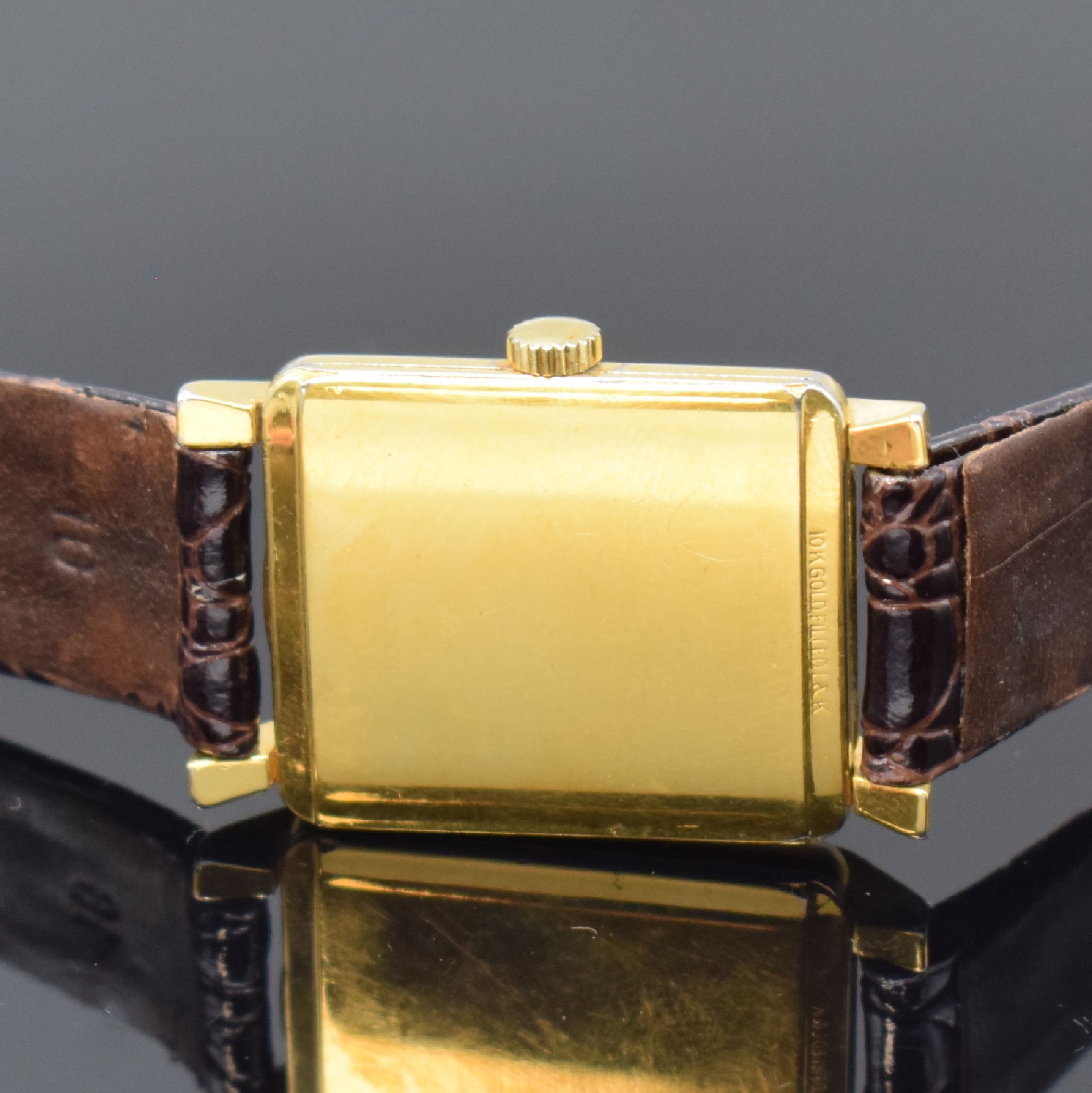 Detail c: LeCoultre 10k Gold filled Armbanduhr, Schweiz/USA um 1955, Handaufzug, Boden aufgedr., silb. Zifferbl. pat./fl., gold. arab. Zahlen, gold. Zeiger, ...