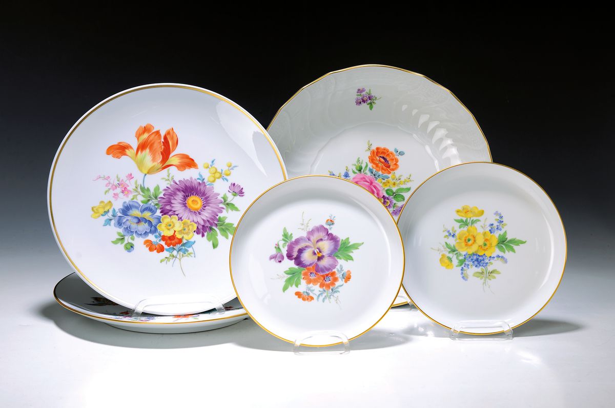 4 Teller und eine Schale, Meissen, 20. Jh., 1. Wahl, Schale mit Neubrandensteinrelief und bunter Blumenmalerei, H. ca. 5cm, D. ca. 26cm, 2 Teller mit ...