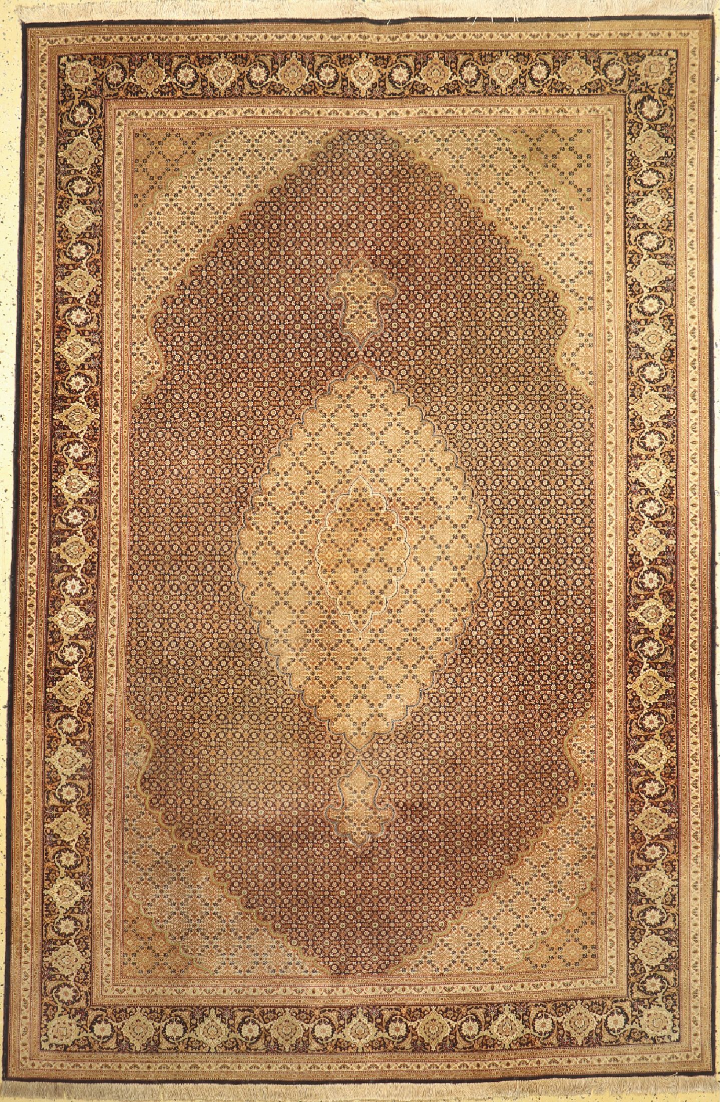 Täbriz fein(50 Raj), Persien, um 1960, Korkwolle mit Seide, ca. 298 x 198 cm, verblasst, EHZ: 2