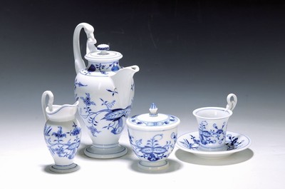 Mokka- oder Espressoservice, Meissen, 1980er Jahre, blaues Zwiebelmuster unter der Glasur, Kanne, Milchkännchen, Zuckerdose (2.Wahl), 6 Tassen mit ...