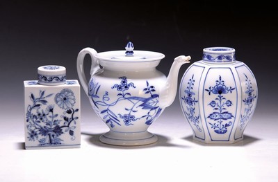 Teekännchen und 2 Teedosen, Meissen, 20. Jh., 1. Wahl, blaues Zwiebelmuster, Kännchen ca. 12cm, 6-eckige Teedose 12cm, eckige Teedose mit ...
