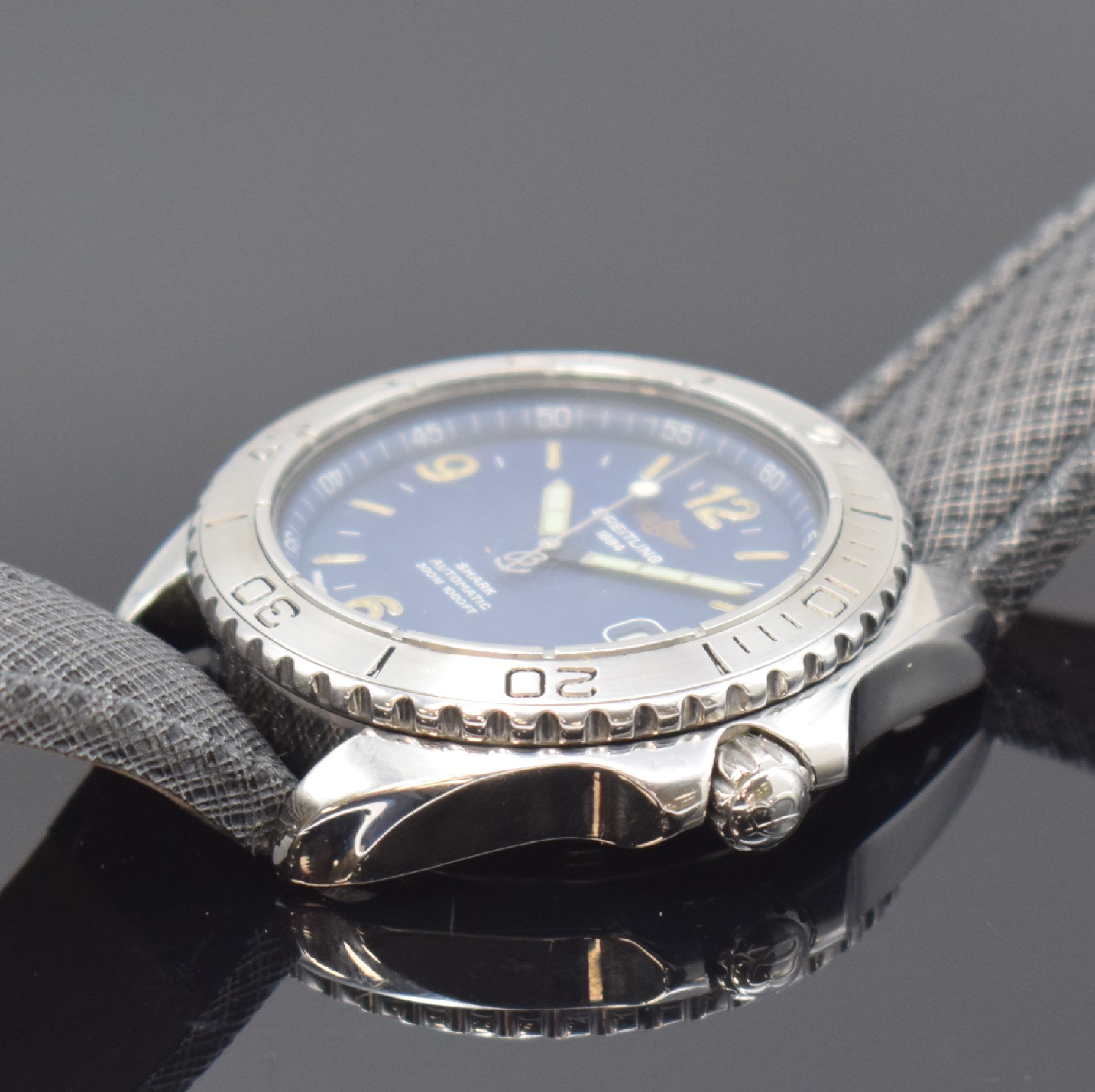 Detail b: BREITLING Shark Herrenarmbanduhr in Edelstahl Referenz A17605, Schweiz um 1995, verschr. Gehäuse, eins. drehb. Lünette m. 60er-Teilung, ...