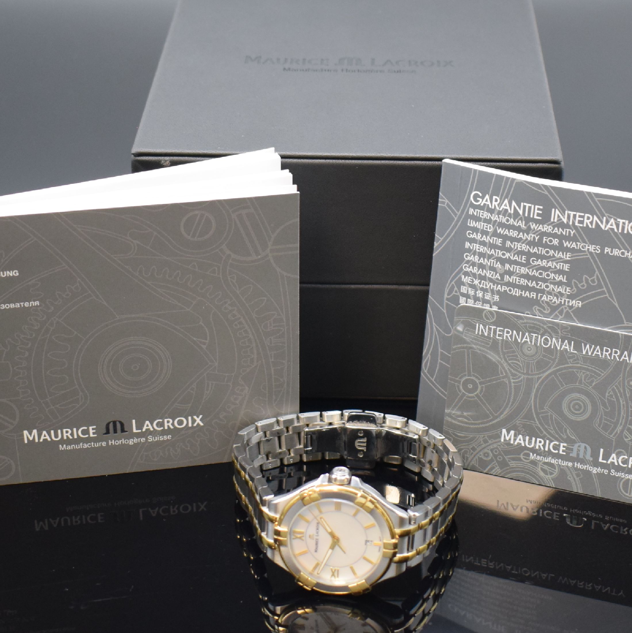 Detail e: MAURICE LACROIX AIKON Armbanduhr in Stahl/vergoldet, Schweiz um 2020, quartz, gedr. Geh., integr. orig. Band m. dopp. Faltschl., Perlmuttzifferbl., ...