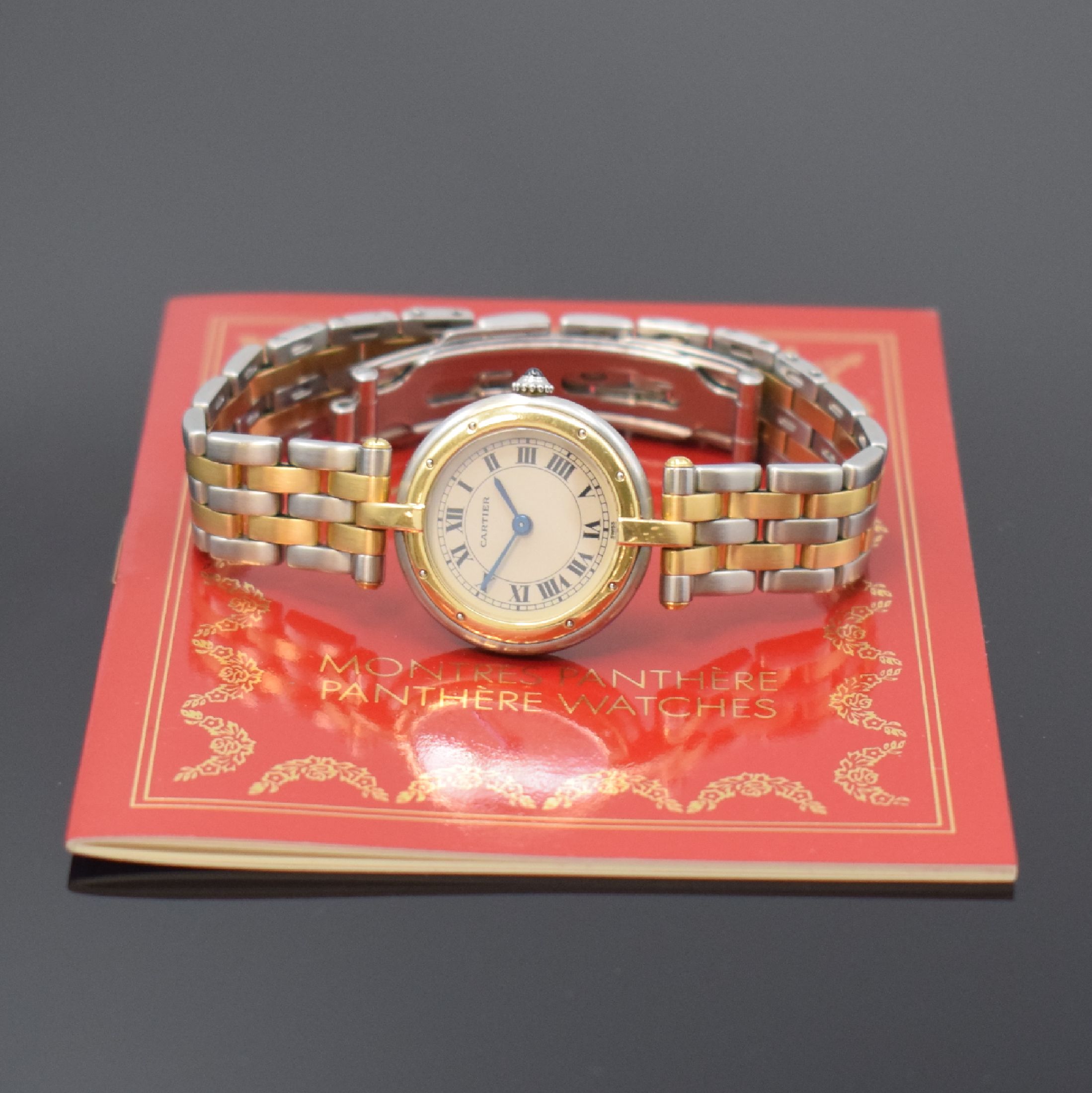 Detail e: CARTIER Panthère Ronde Damenarmbanduhr in Stahl/Gold Referenz 1057920, Schweiz um 1990, quartz, 8-fach verschr. Geh., Gliederband m. dopp. ...