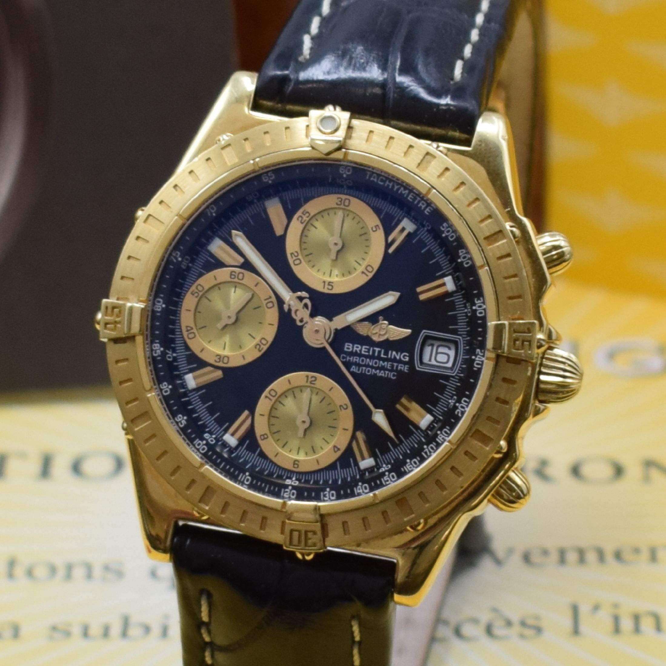 Detail a: BREITLING Herrenchronograph Chronomat in GG 750/000 Referenz K13352 in Chronometerqualität, Schweiz um 2002, Automatik, Lederband m. orig. Faltschl. ...