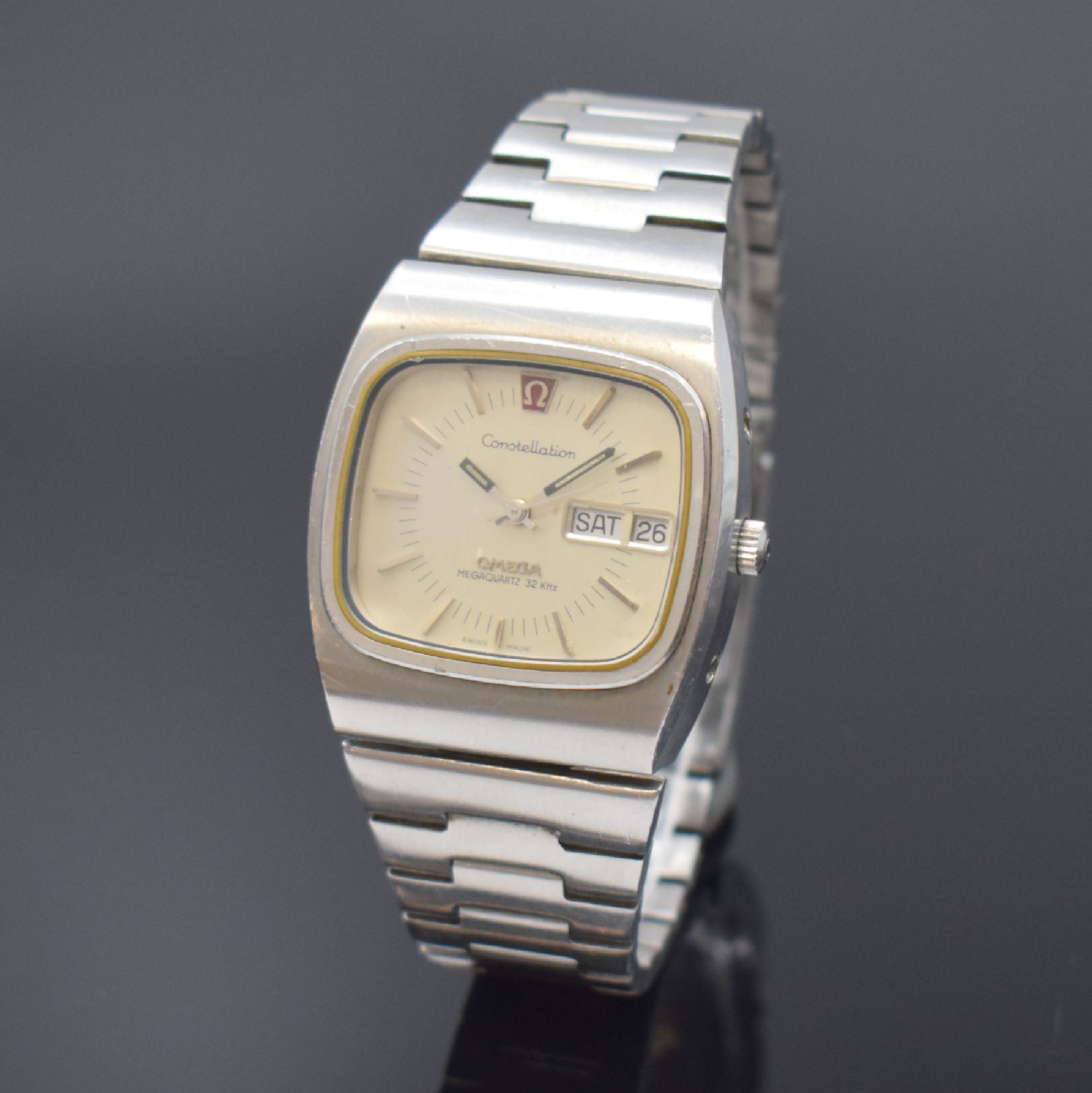OMEGA Constellation Megaquartz 32 KHz Herrenarmbanduhr in Stahl, Schweiz um 1973, quarz, Boden 4-fach verschr., Korrekturdr. seitl. im Geh. eingel., ...