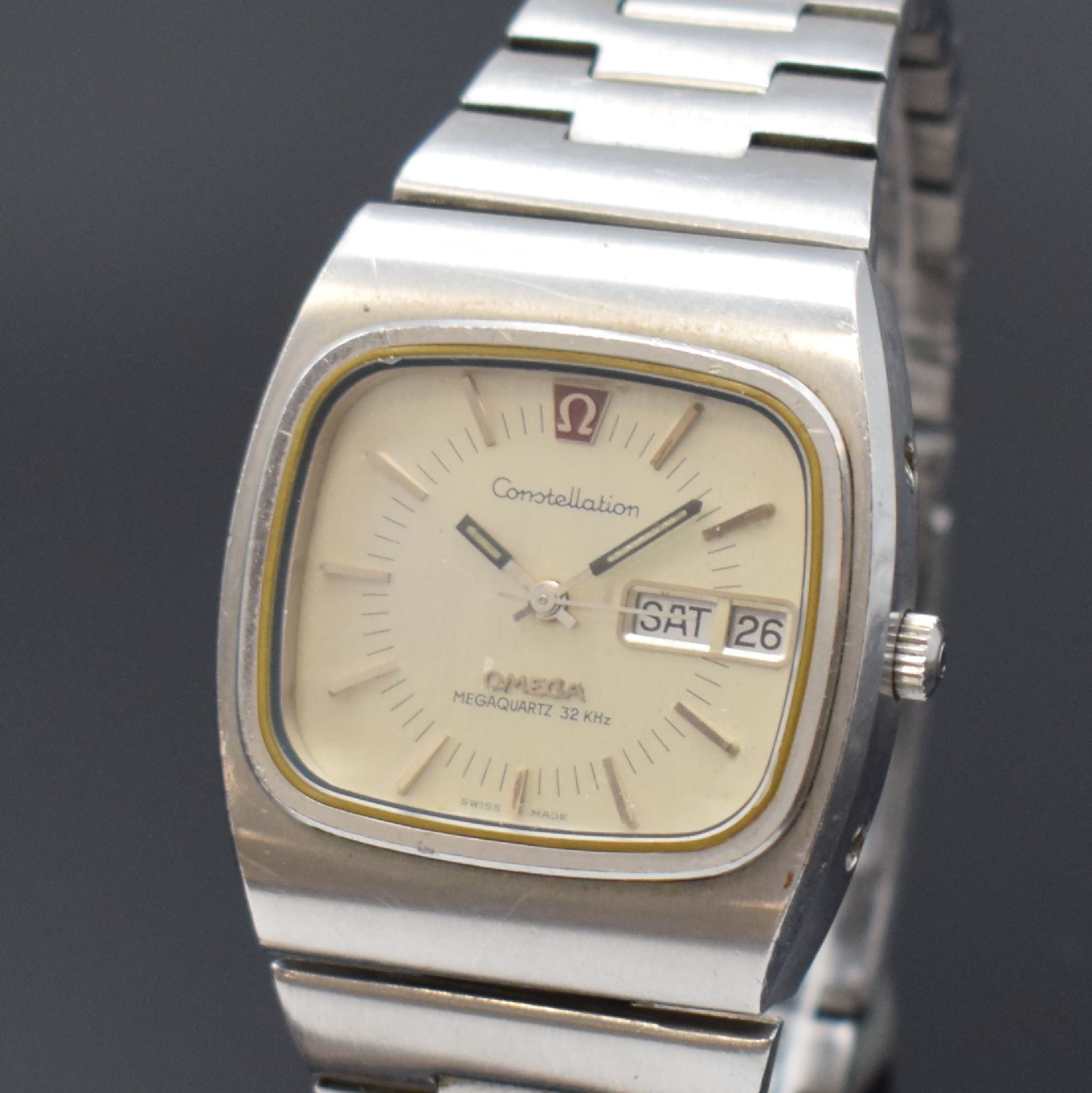 Detail a: OMEGA Constellation Megaquartz 32 KHz Herrenarmbanduhr in Stahl, Schweiz um 1973, quarz, Boden 4-fach verschr., Korrekturdr. seitl. im Geh. eingel., ...