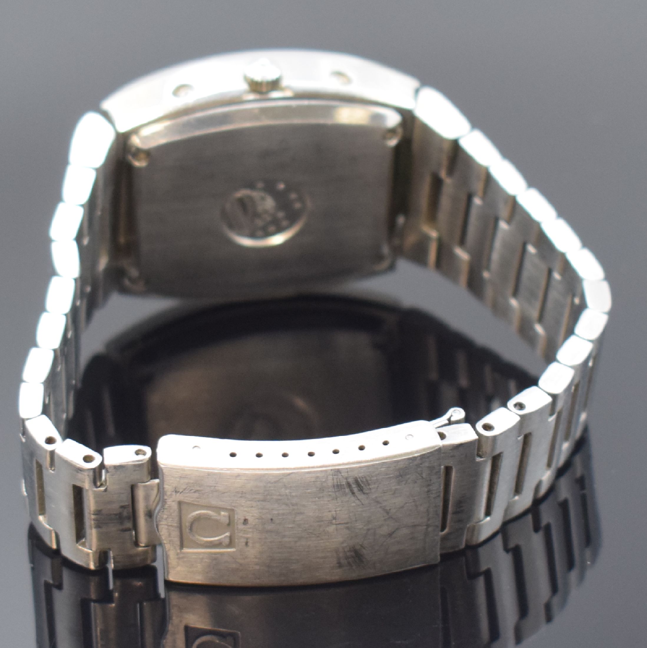 Detail b: OMEGA Constellation Megaquartz 32 KHz Herrenarmbanduhr in Stahl, Schweiz um 1973, quarz, Boden 4-fach verschr., Korrekturdr. seitl. im Geh. eingel., ...