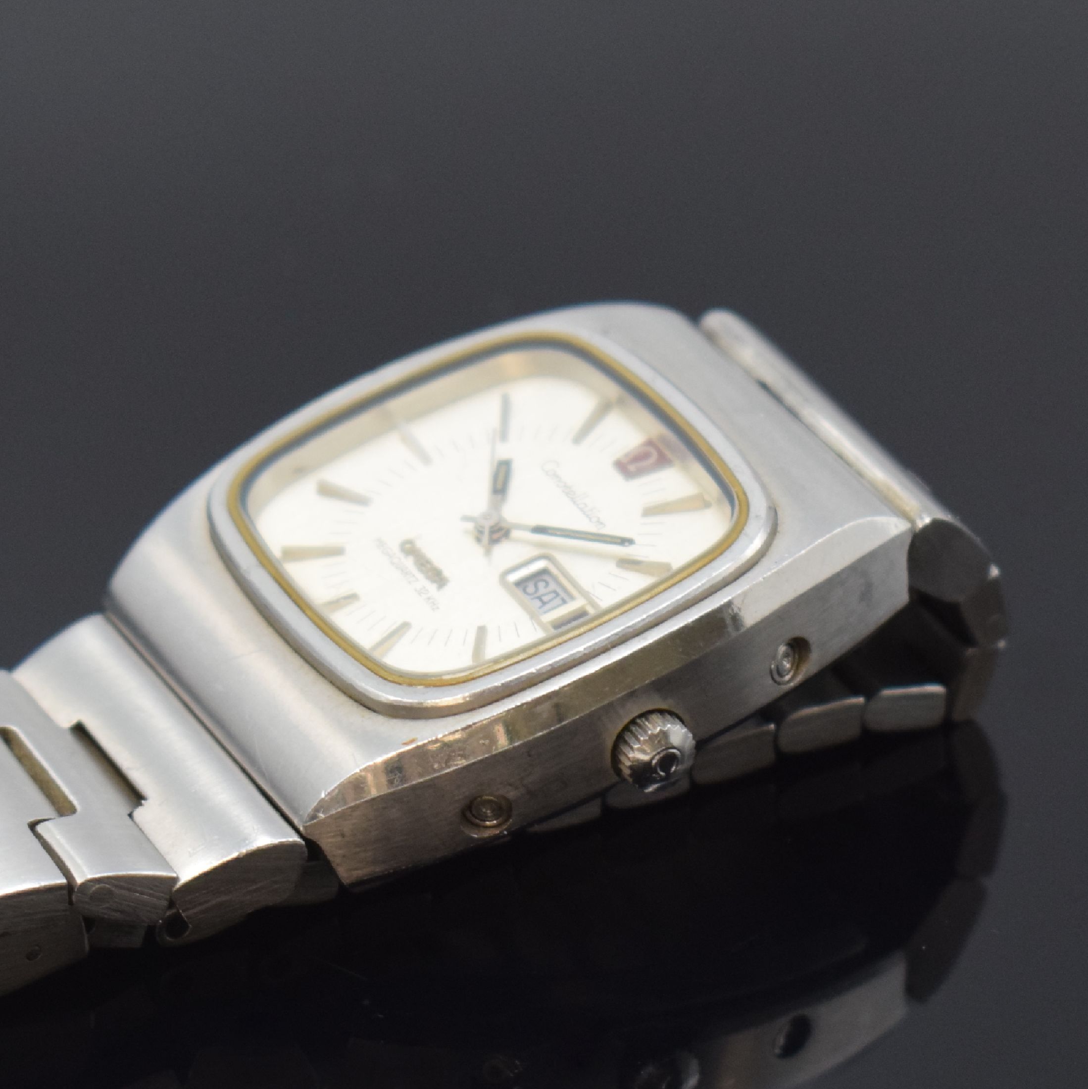 Detail c: OMEGA Constellation Megaquartz 32 KHz Herrenarmbanduhr in Stahl, Schweiz um 1973, quarz, Boden 4-fach verschr., Korrekturdr. seitl. im Geh. eingel., ...