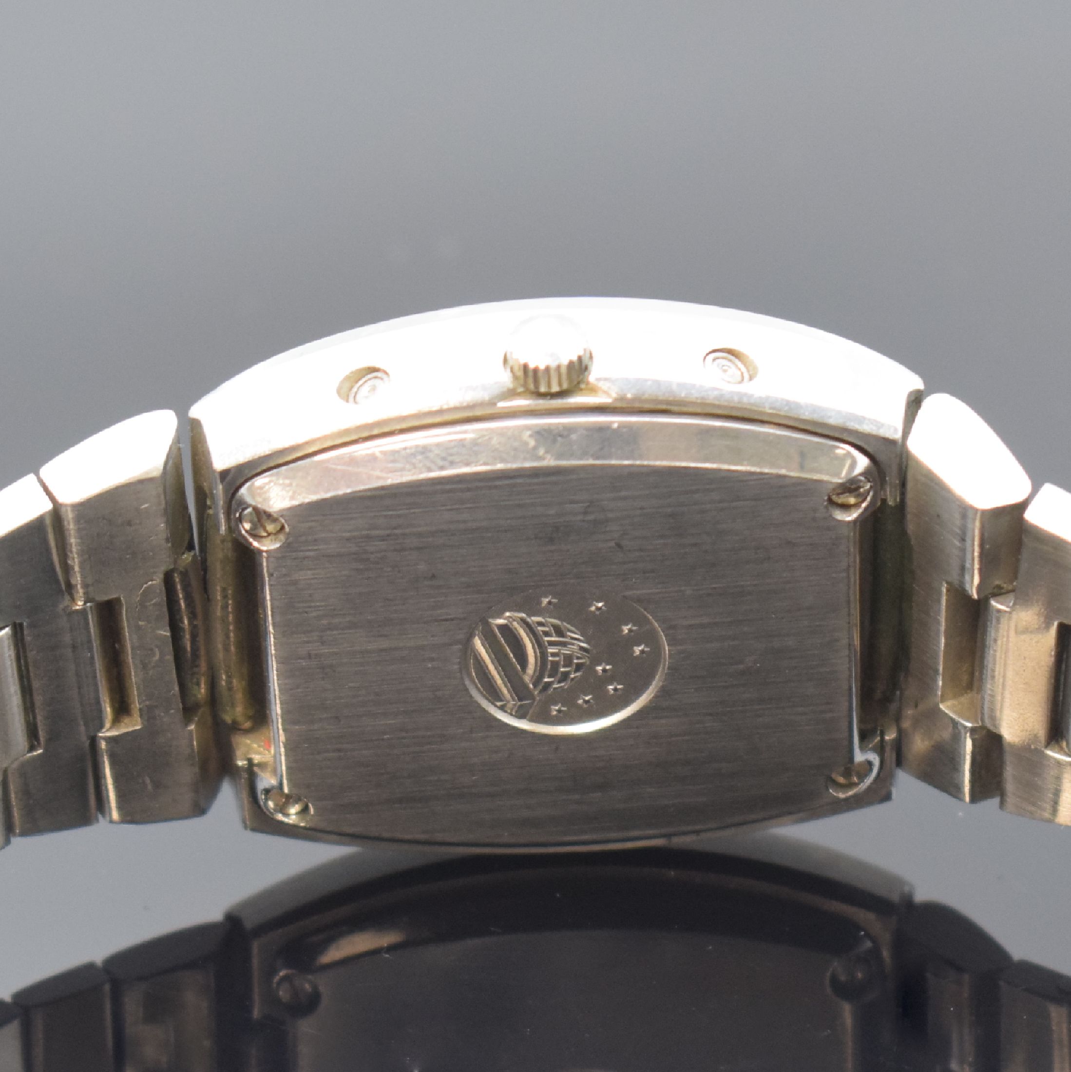 Detail d: OMEGA Constellation Megaquartz 32 KHz Herrenarmbanduhr in Stahl, Schweiz um 1973, quarz, Boden 4-fach verschr., Korrekturdr. seitl. im Geh. eingel., ...