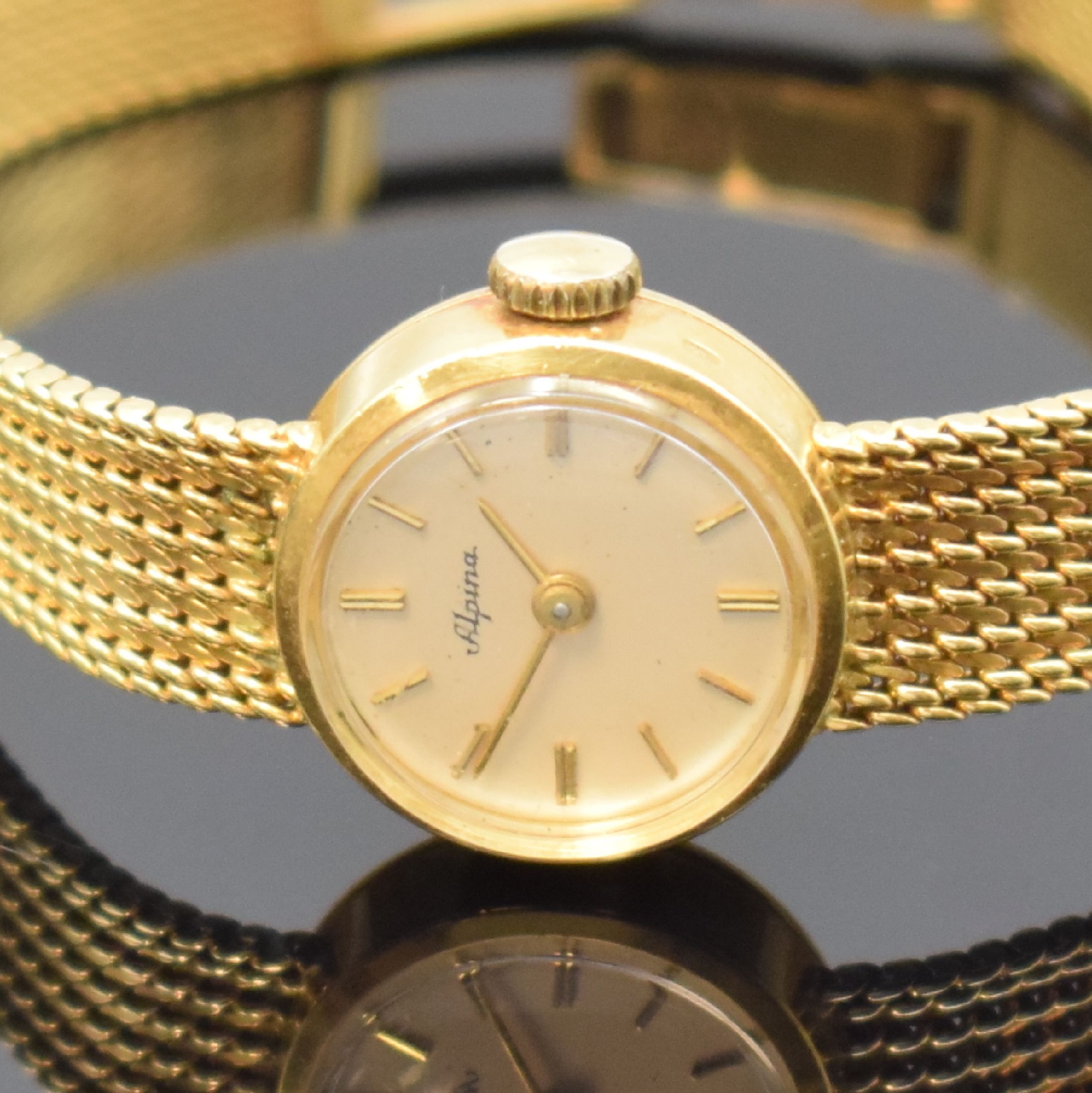 Detail a: ALPINA Damenarmbanduhr in GG 750/000, Handaufzug, Schweiz um 1960, 2-teil. Geh., Boden aufgedr., silb. Zifferbl. m. aufgel. Indizes altersbed. fl., ...