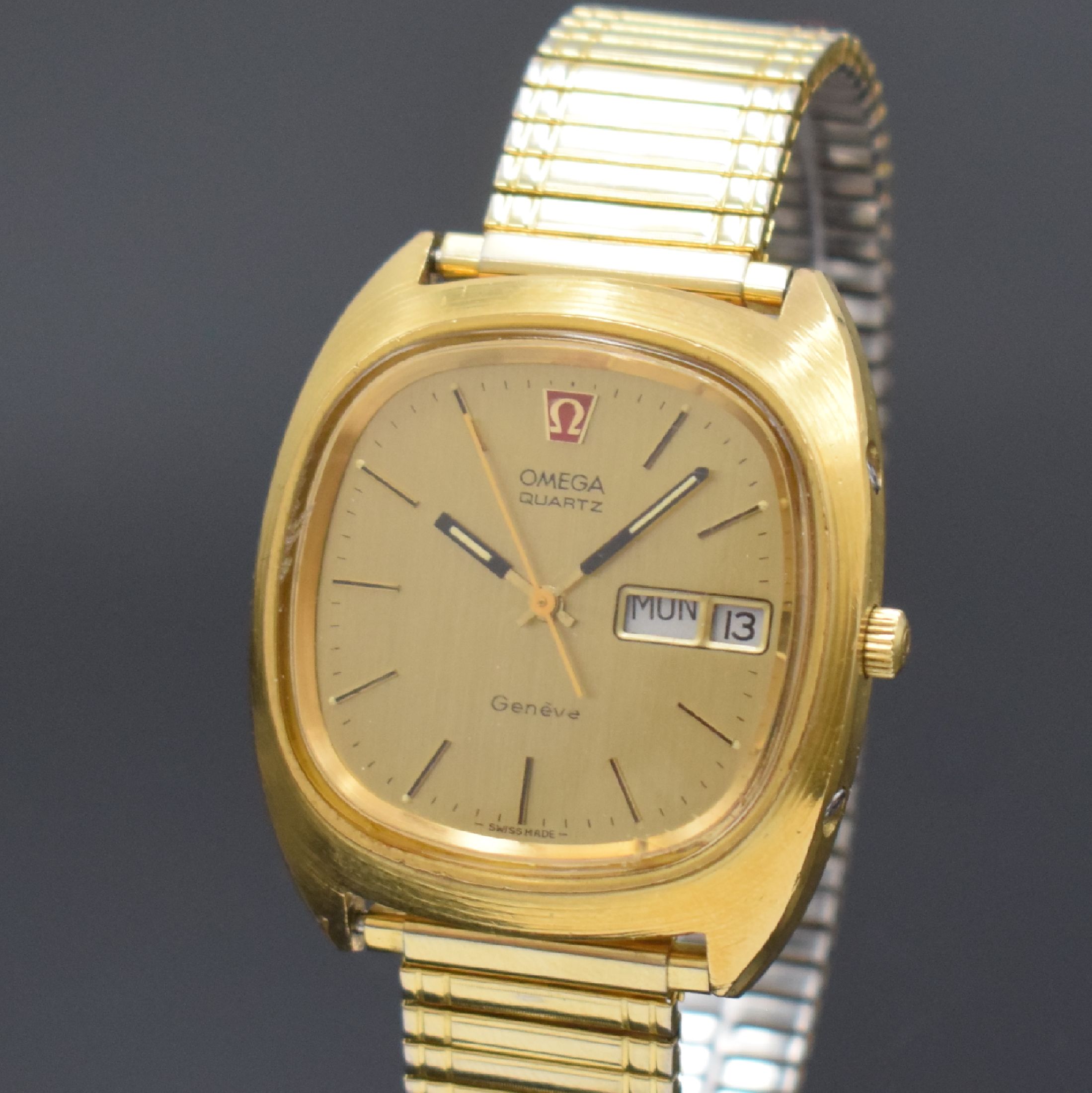 Detail a: OMEGA Megaquartz 32 KHz Geneve Herrenarmbanduhr Referenz 196.0038, Schweiz um 1974, quarz, verg. Gehäuse, Edelstahlboden geschr., gold. Zifferbl. m. ...