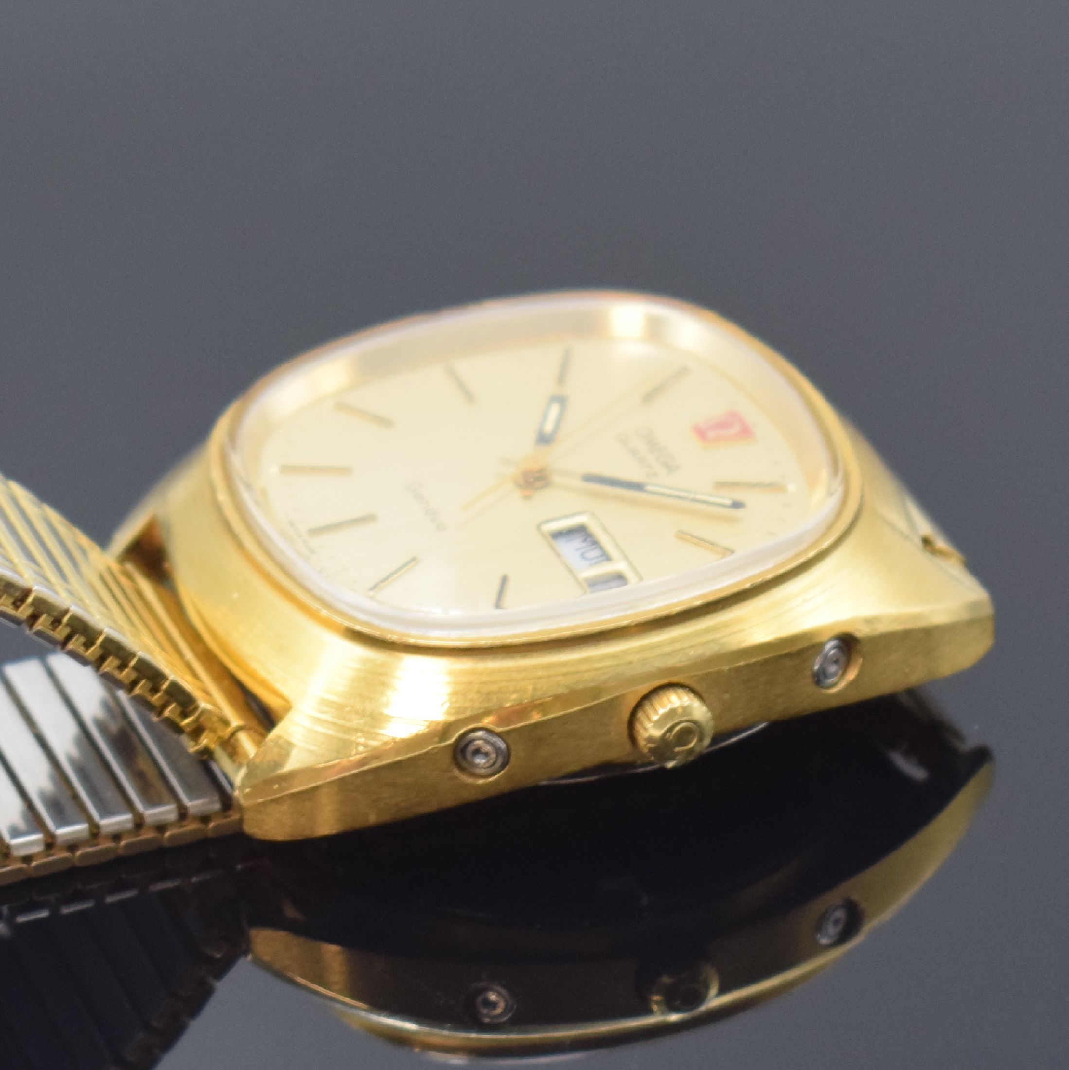 Detail b: OMEGA Megaquartz 32 KHz Geneve Herrenarmbanduhr Referenz 196.0038, Schweiz um 1974, quarz, verg. Gehäuse, Edelstahlboden geschr., gold. Zifferbl. m. ...
