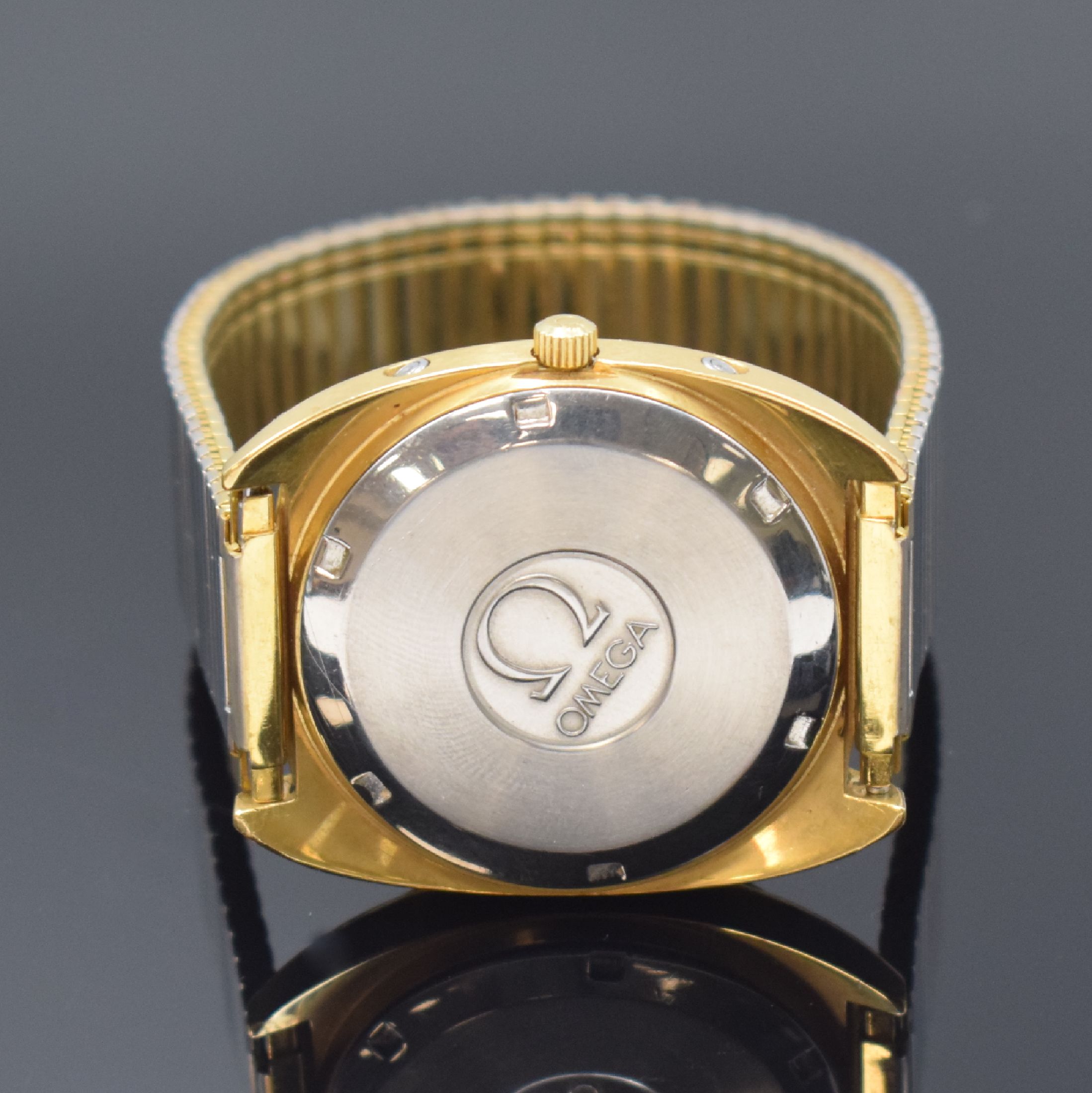 Detail c: OMEGA Megaquartz 32 KHz Geneve Herrenarmbanduhr Referenz 196.0038, Schweiz um 1974, quarz, verg. Gehäuse, Edelstahlboden geschr., gold. Zifferbl. m. ...