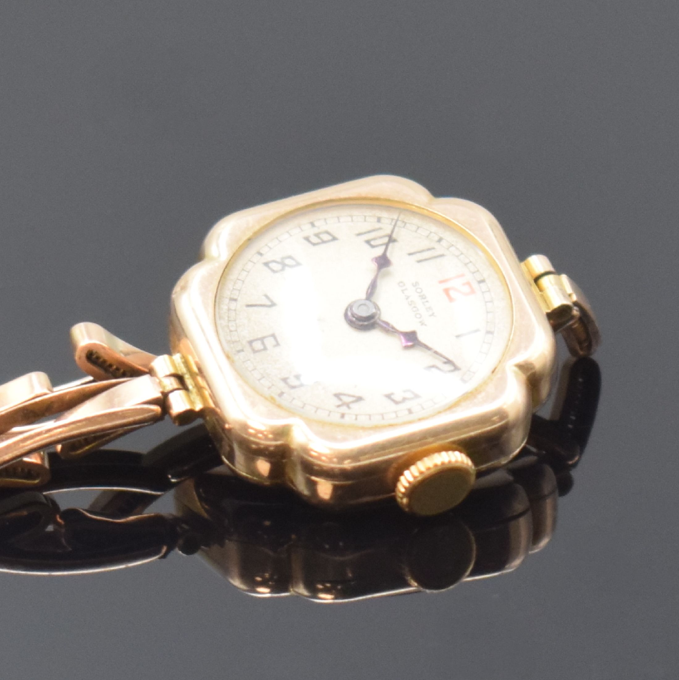 Detail b: SORLEY GLASGOW kleine Armbanduhr in RG 375/000, Schweiz / England um 1940, 3-teil. Geh. an Flexband, Boden m. Widmungsgravur und Glasrand aufgedr., ...