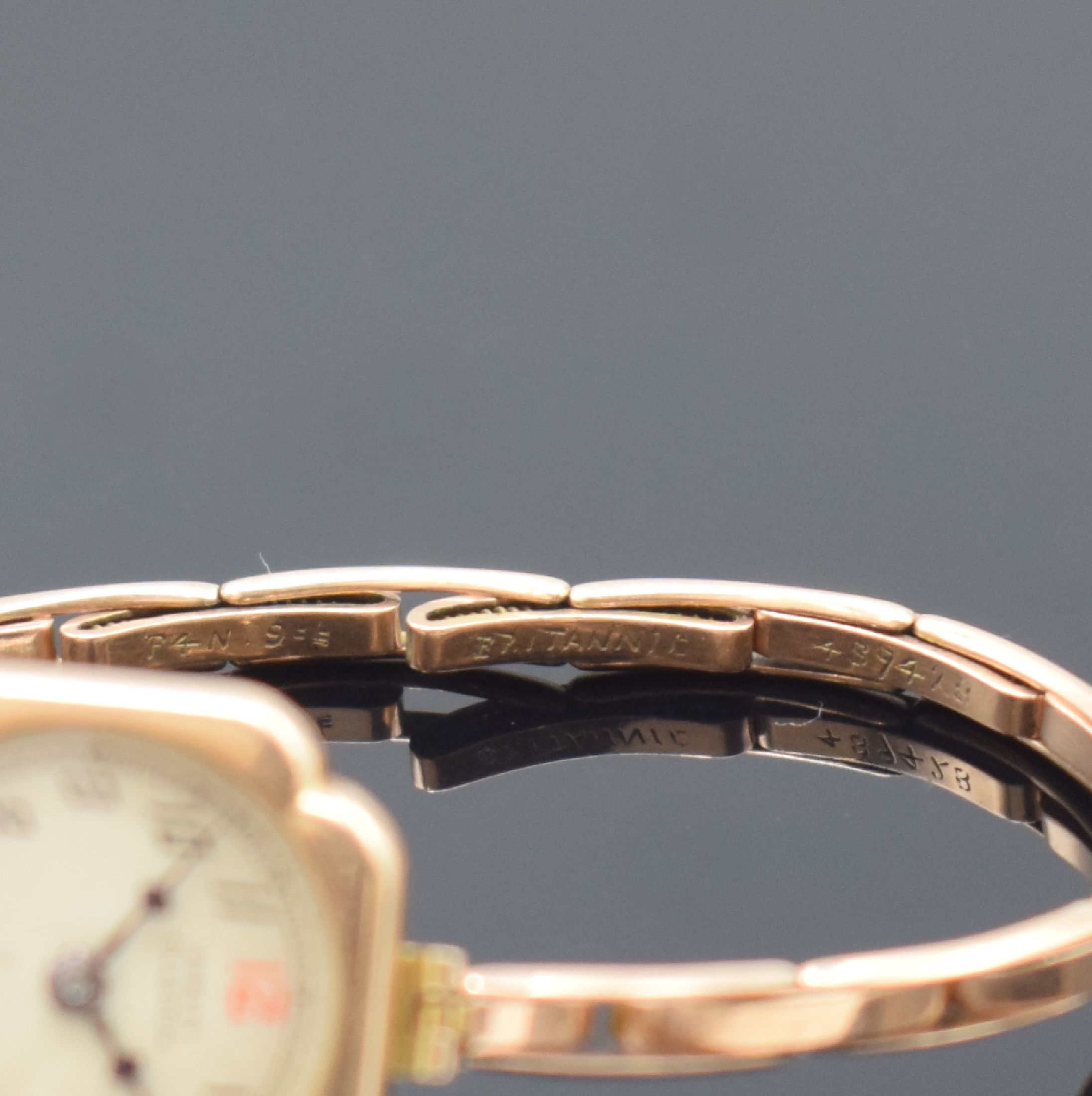 Detail d: SORLEY GLASGOW kleine Armbanduhr in RG 375/000, Schweiz / England um 1940, 3-teil. Geh. an Flexband, Boden m. Widmungsgravur und Glasrand aufgedr., ...