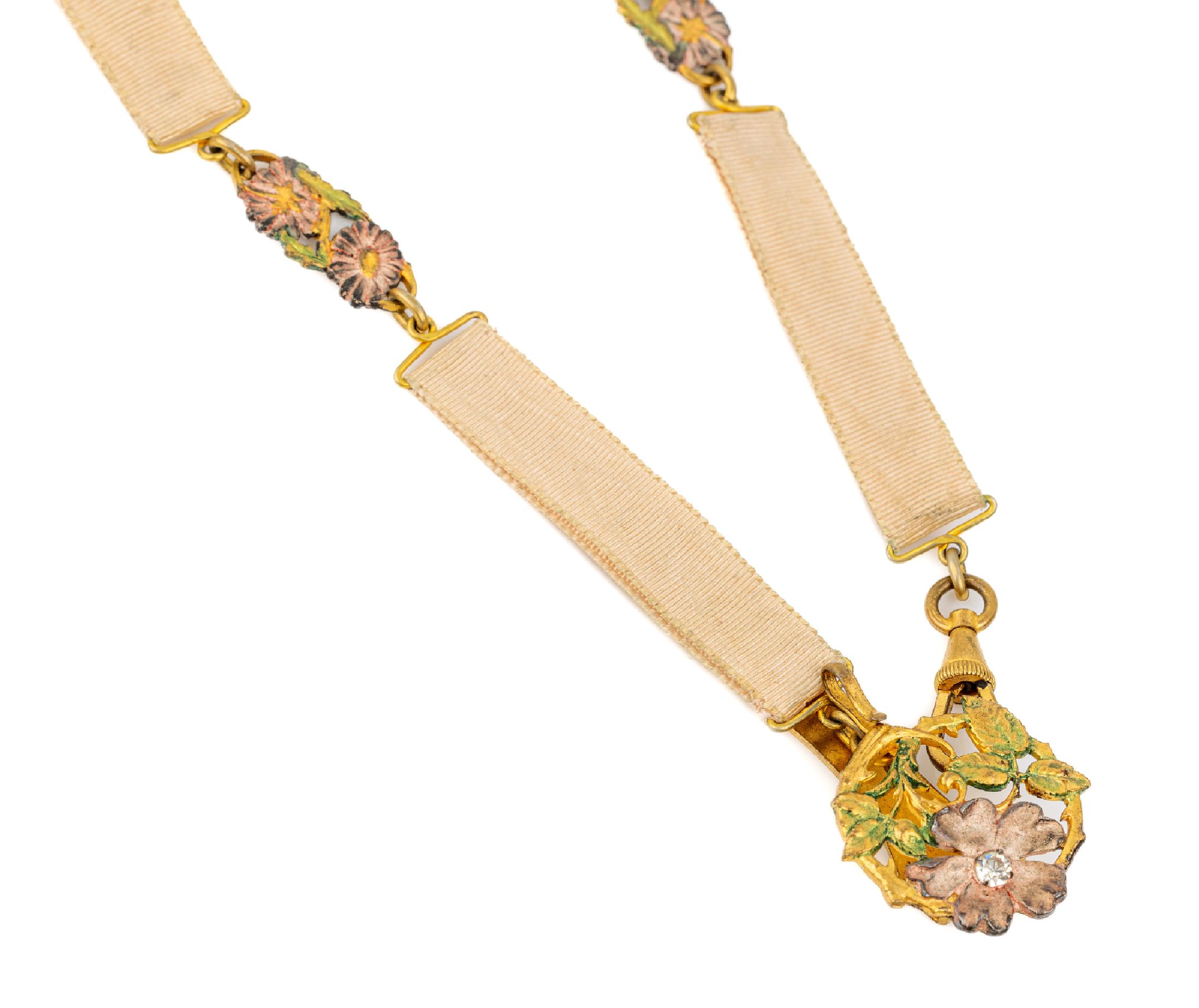 Jugendstil Damen-Chatelaine, wohl Frankreich um 1900, zart-rosefarb. Band mit bunten floralen Metall-Applikationen, Karabinerschließe, L. ca. 36 ...