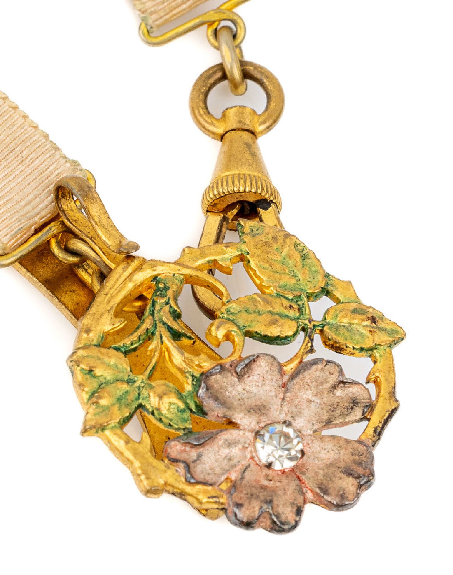 Detail a: Jugendstil Damen-Chatelaine, wohl Frankreich um 1900, zart-rosefarb. Band mit bunten floralen Metall-Applikationen, Karabinerschließe, L. ca. 36 ...