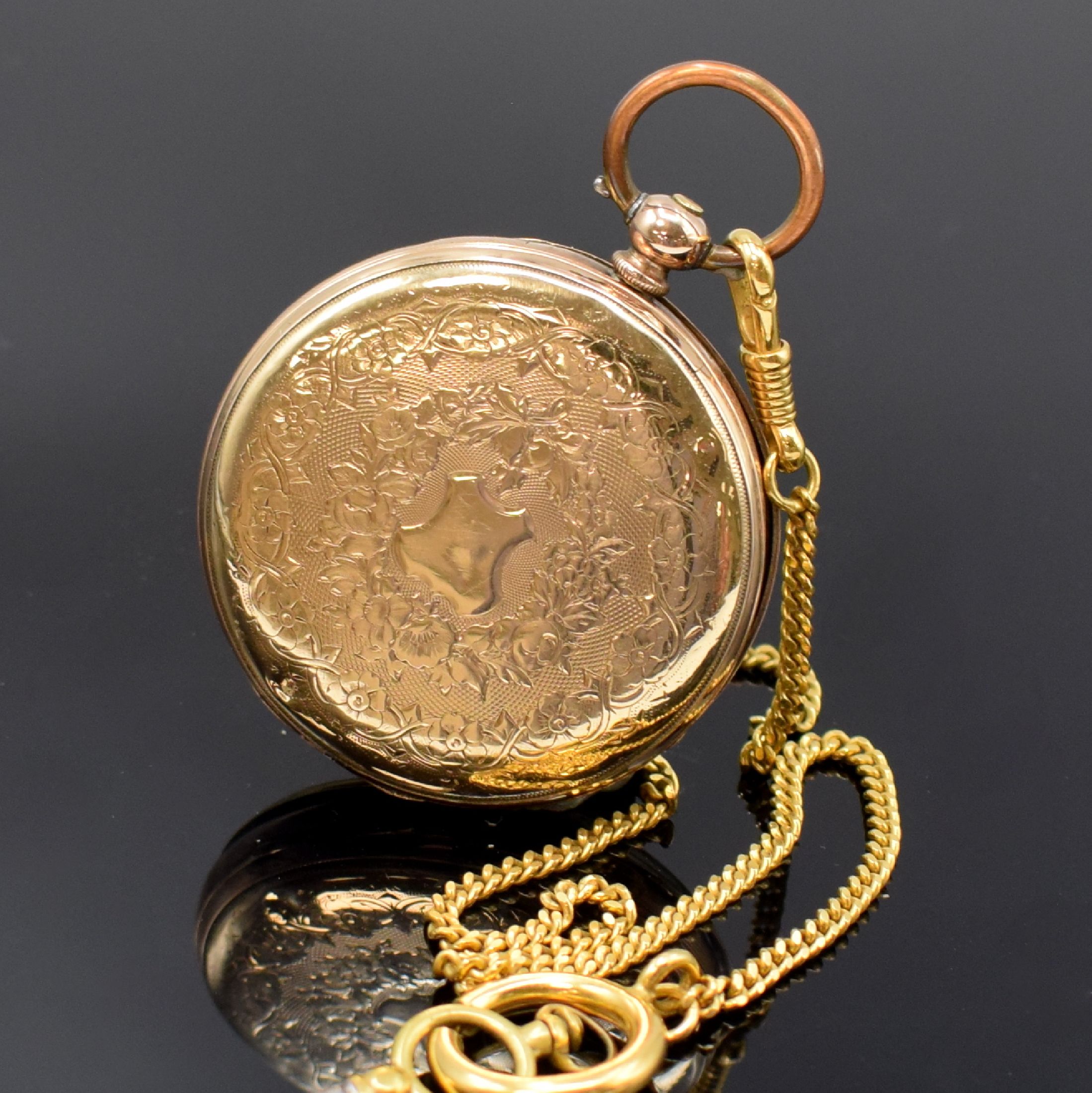 Detail b: Offene Taschenuhr in RG 585/000, Schweiz um 1870, Schlüsselaufzug, guill. u. grav. Geh. dell., Metallcuvette, guill. Zifferbl. verg., gebl. Zeiger ...