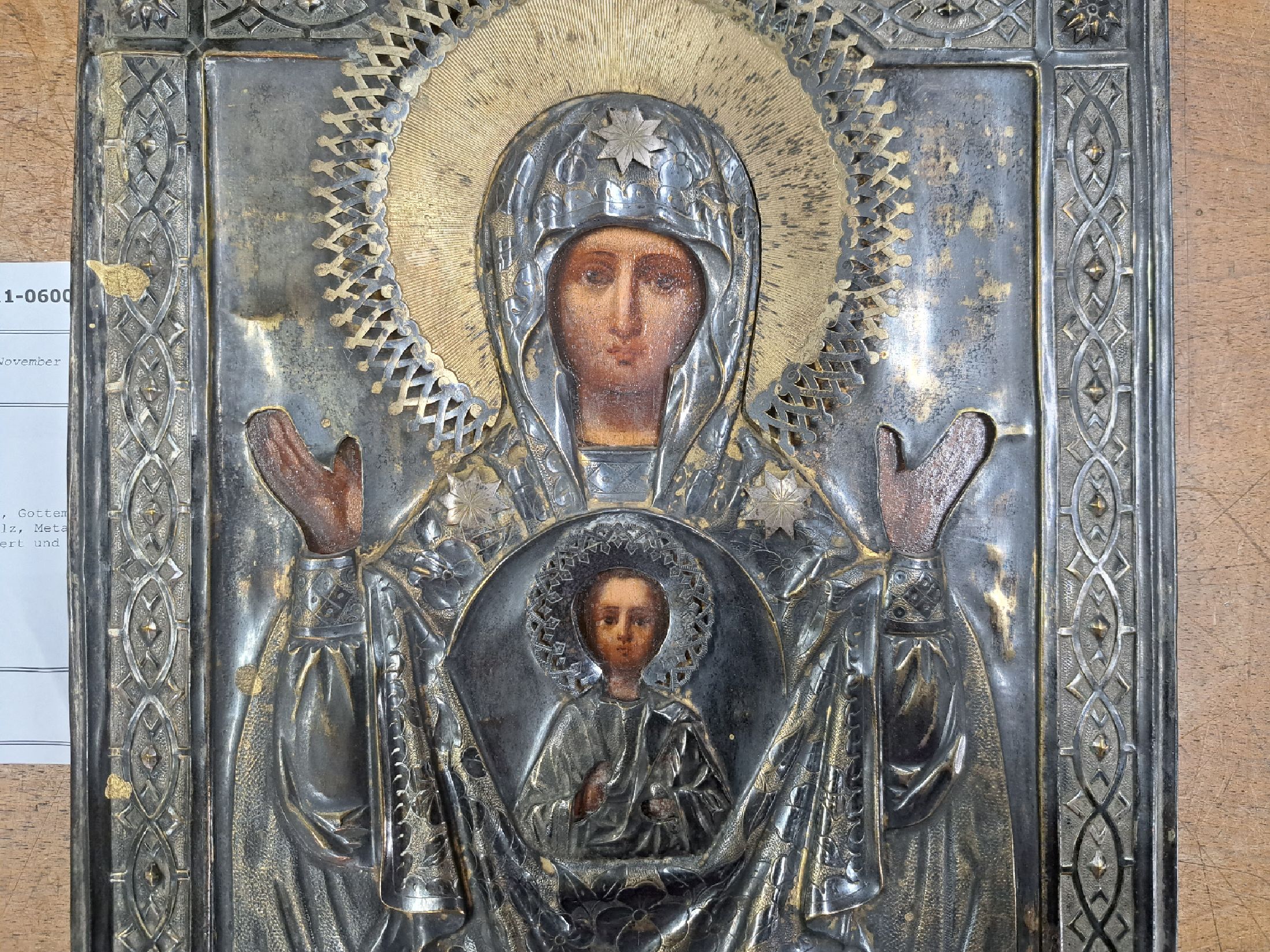 Detail b: Ikone, Russland, um 1900, Gottemustter mit Kind, Tempera auf Holz, Metalloklad versilbert, reich ziseliert und punziert, ca. 31x26cm