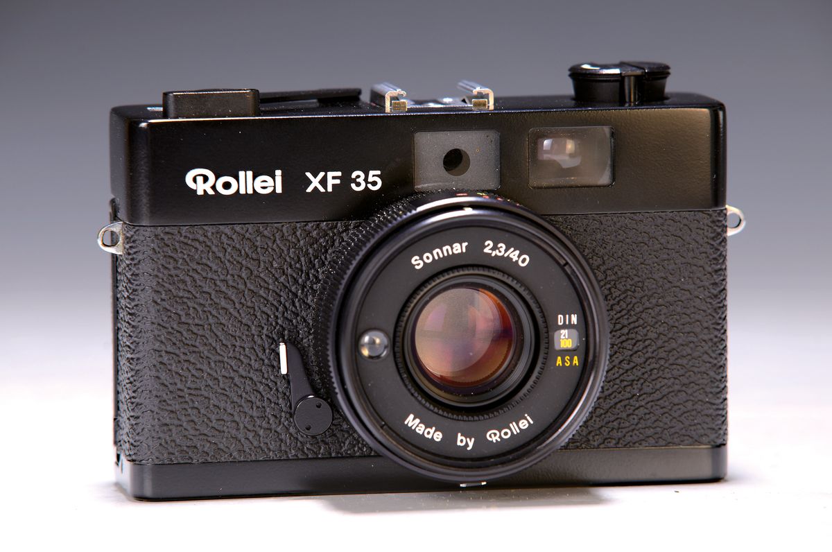 Rollei XF 35 Bj. 1974-80, Kleinbildkamera, mit Sonnar 1:2.3/40mm, Ledertasche; leichte Gebrauchsspuren