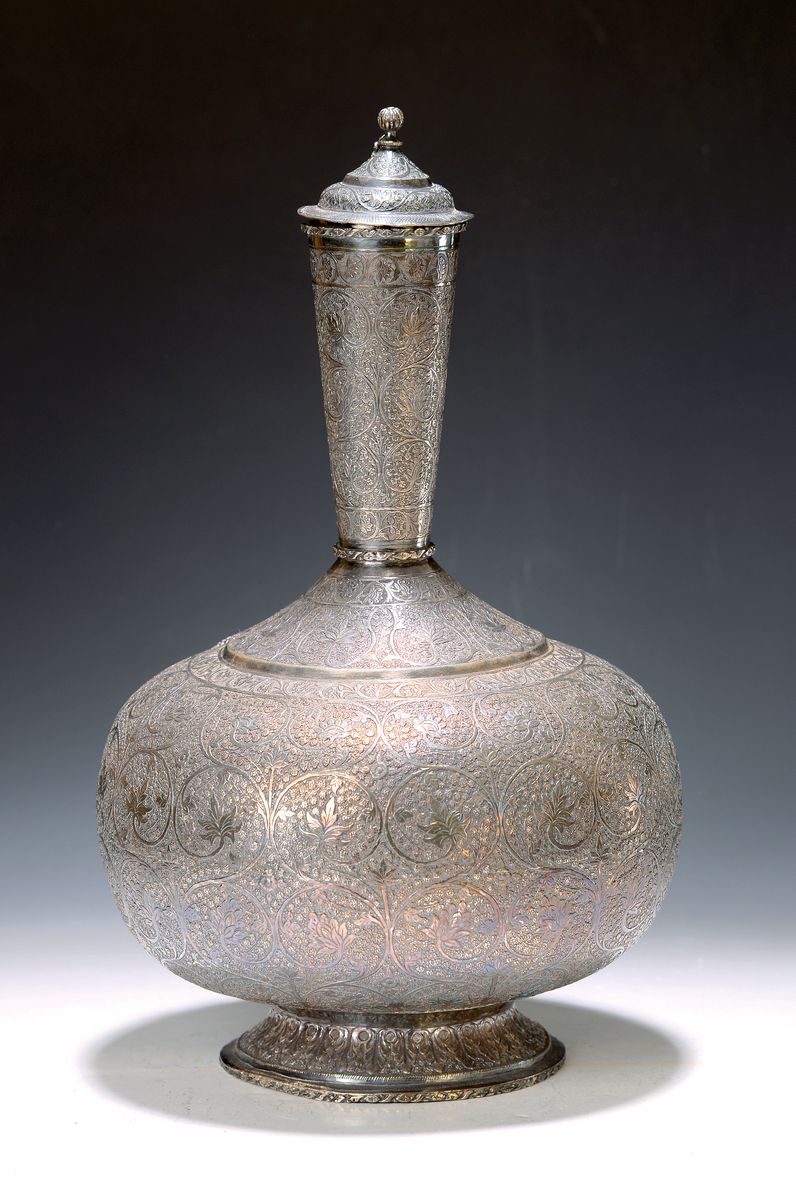 Gefäß wohl für Rosenwasser, Vorderasien, frühes 20.Jh., Silber, fein gestochener Rankendekor auf flächendeckendem Blütenmuster, ungemarkt, ...