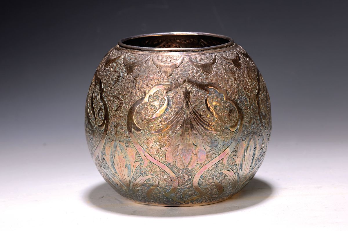 Ziergefäß, Persien, 20.Jh., Silber, ungemarkt, ziseliert und gestochen, flächendeckender Ranken- und Blütendekor, Alterssp., berieben, ca. 535g