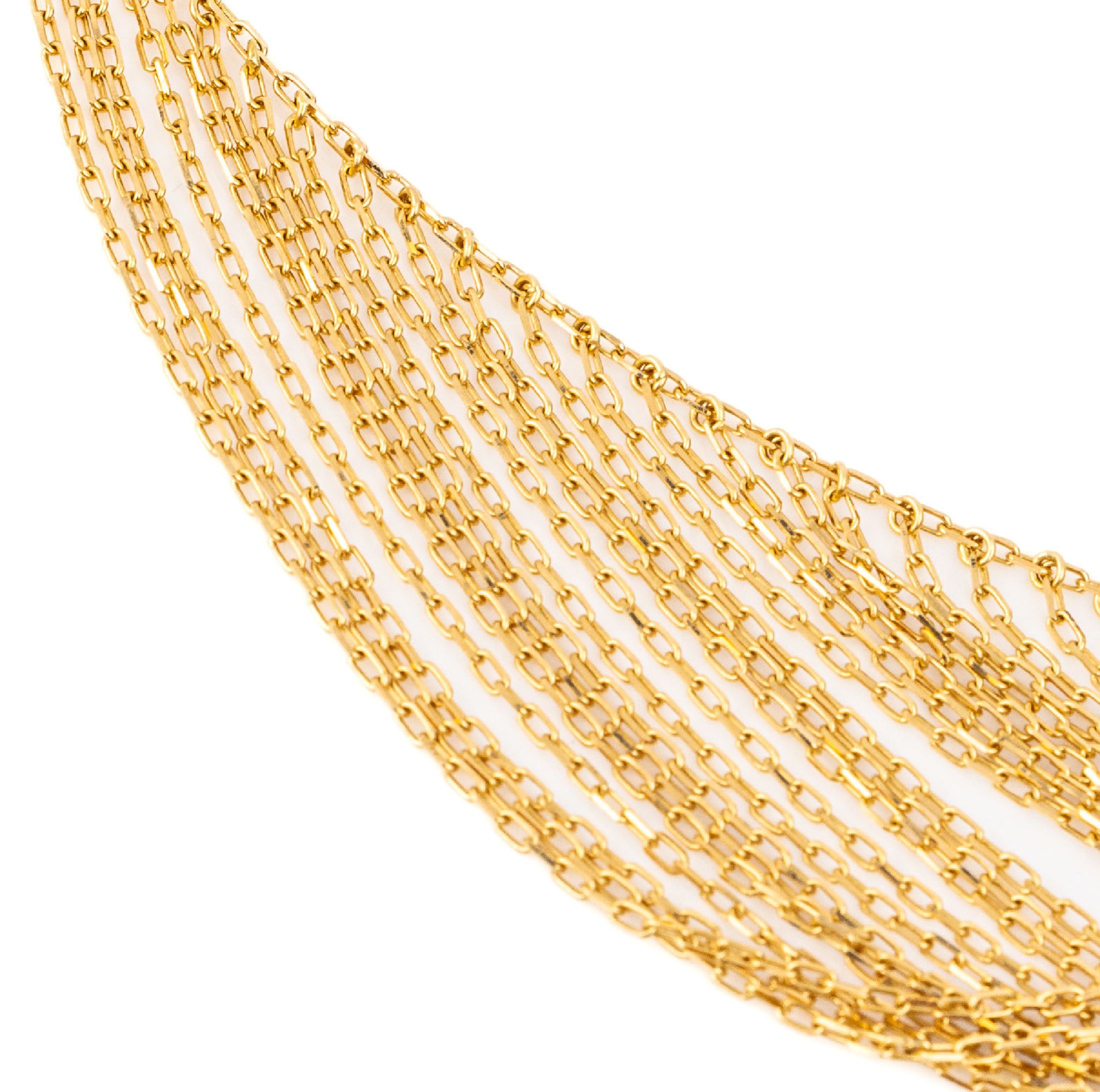 Detail a: 18 kt Gold Collier, GG 750/000, Mittelteil mit 46-reihiger Abhängungen, seitl. je 2 rundfacett. Rubine und 1 rundfacett. Saphire zus. ca. 0.25 ct ...