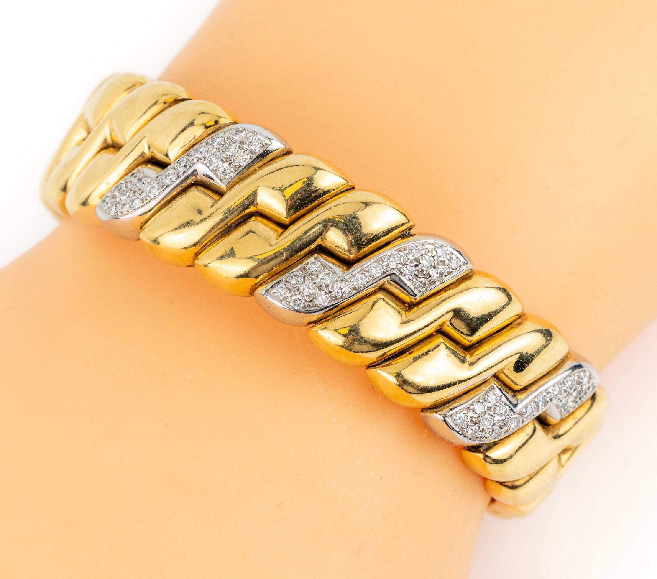 18 kt Gold Brillant-Armband, GG/WG 750/000,57 in WG gefasste Brillanten zus. ca. 0.57 ct Weiß/vs-si, D. ca. 5.5 cm, Kastenschloss mit ...