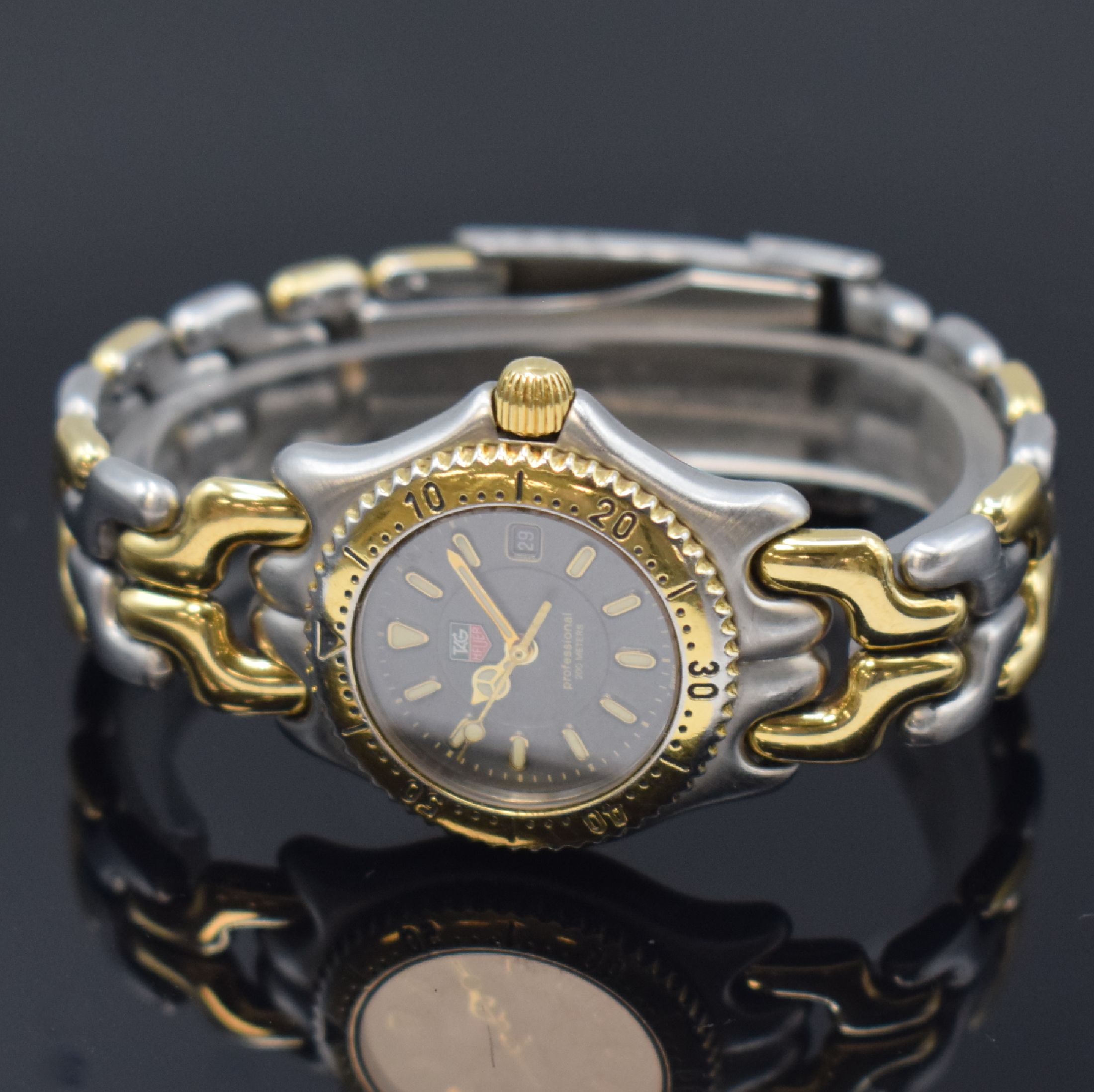 Detail b: TAG HEUER Professional Damensportuhr Referenz WG 1320-0, Schweiz um 1990, quartz, Geh. u. Band Stahl z. T. verg., Boden u. Krone verschr., eins. ...