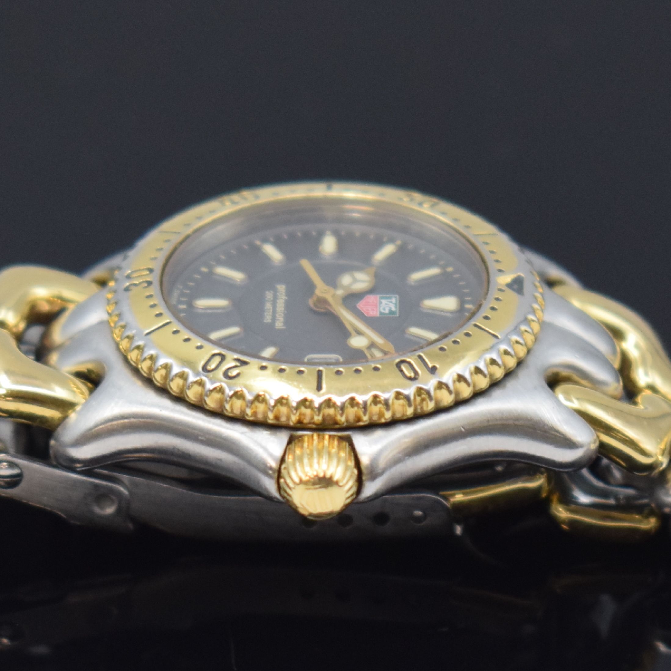 Detail d: TAG HEUER Professional Damensportuhr Referenz WG 1320-0, Schweiz um 1990, quartz, Geh. u. Band Stahl z. T. verg., Boden u. Krone verschr., eins. ...