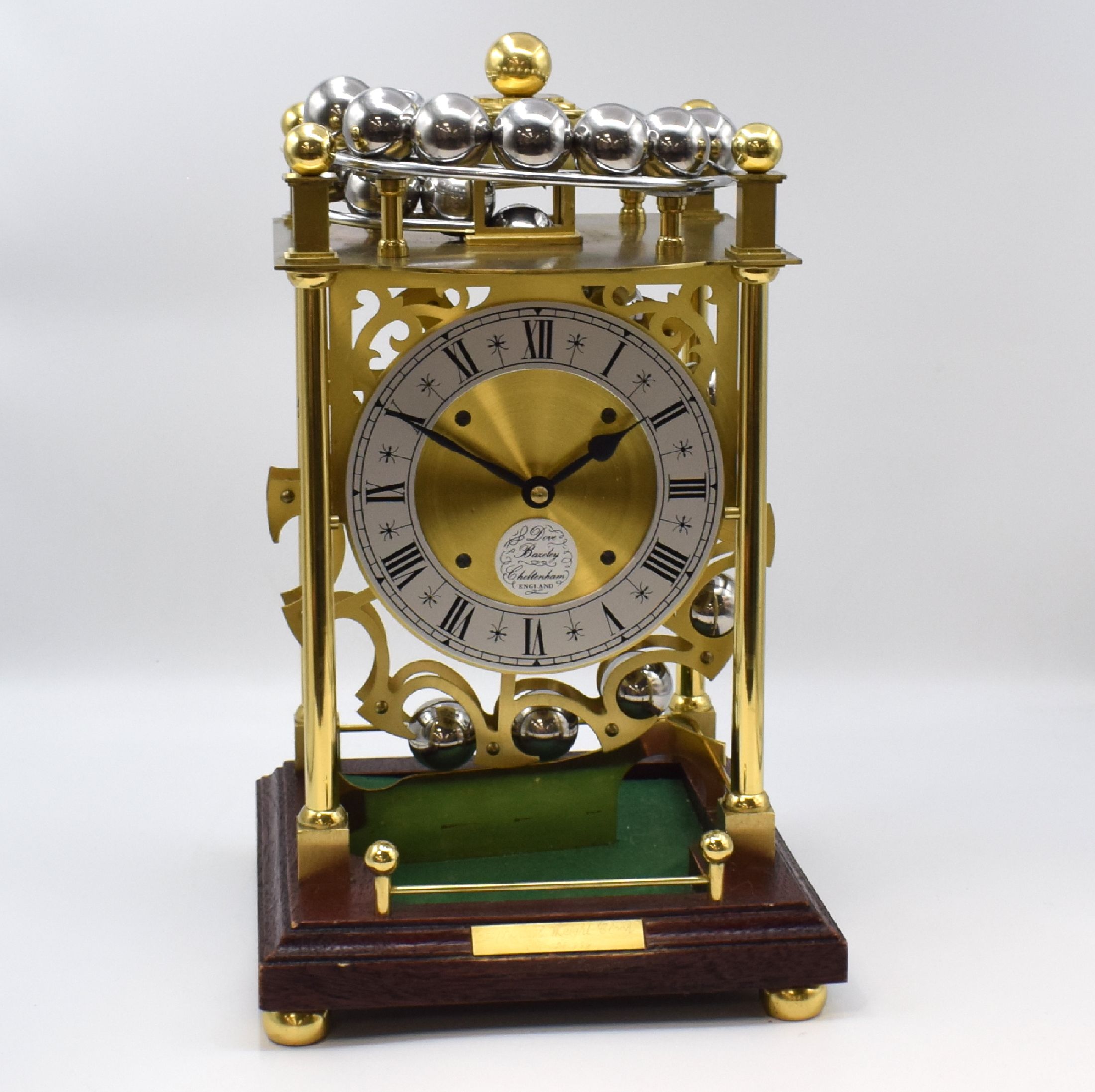 DOVE BAZELAY CHELTENHAM / SINCLAIR HARDING England limitierte Kugellaufuhr, England um 1980, rundes 8-Tage-Messingwerk zwischen 4 Säulen auf ...