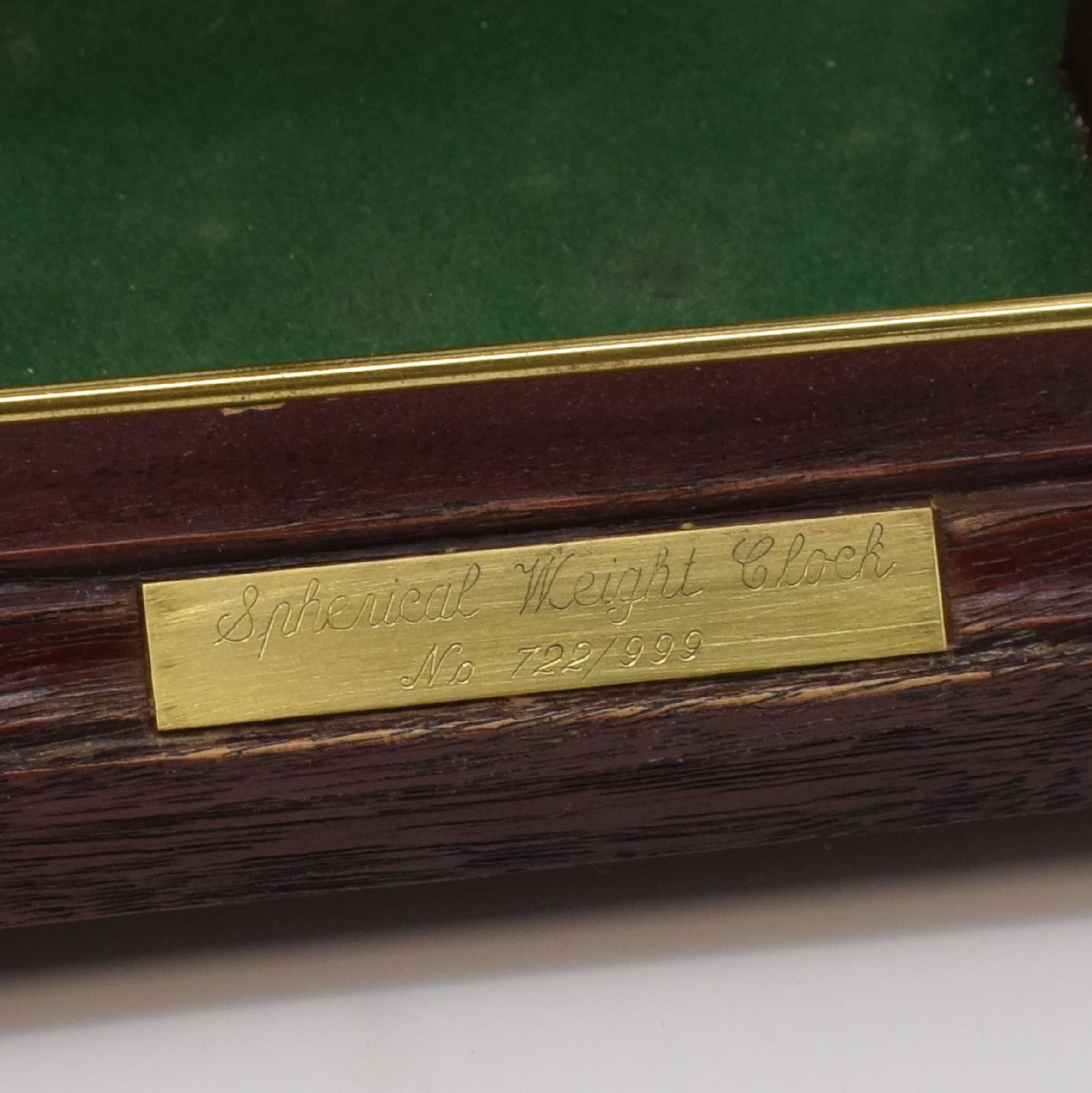 Detail b: DOVE BAZELAY CHELTENHAM / SINCLAIR HARDING England limitierte Kugellaufuhr, England um 1980, rundes 8-Tage-Messingwerk zwischen 4 Säulen auf ...