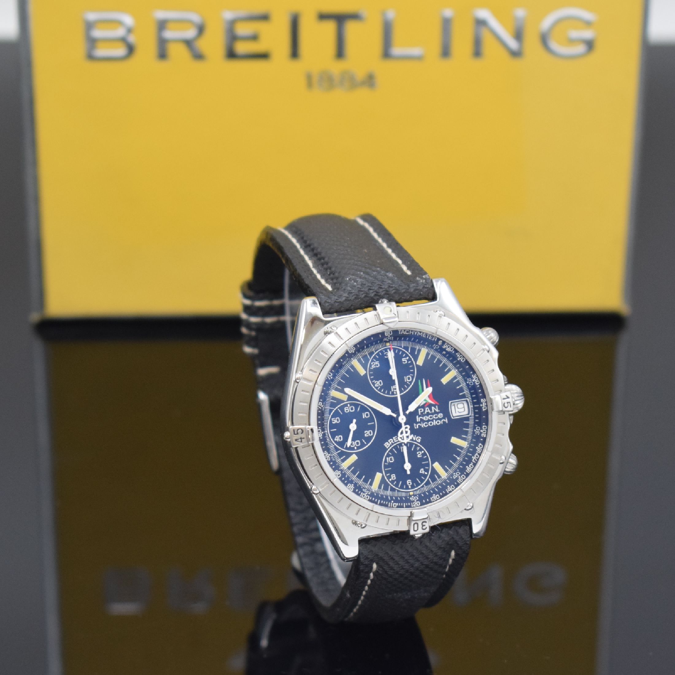 Detail b: BREITLING Armbandchronograph aus der Serie Kunstflugstaffeln hier P.A.N. frecce tricolori Referenz A13050.1, Automatik, Schweiz um 1995, auf 4000 ...