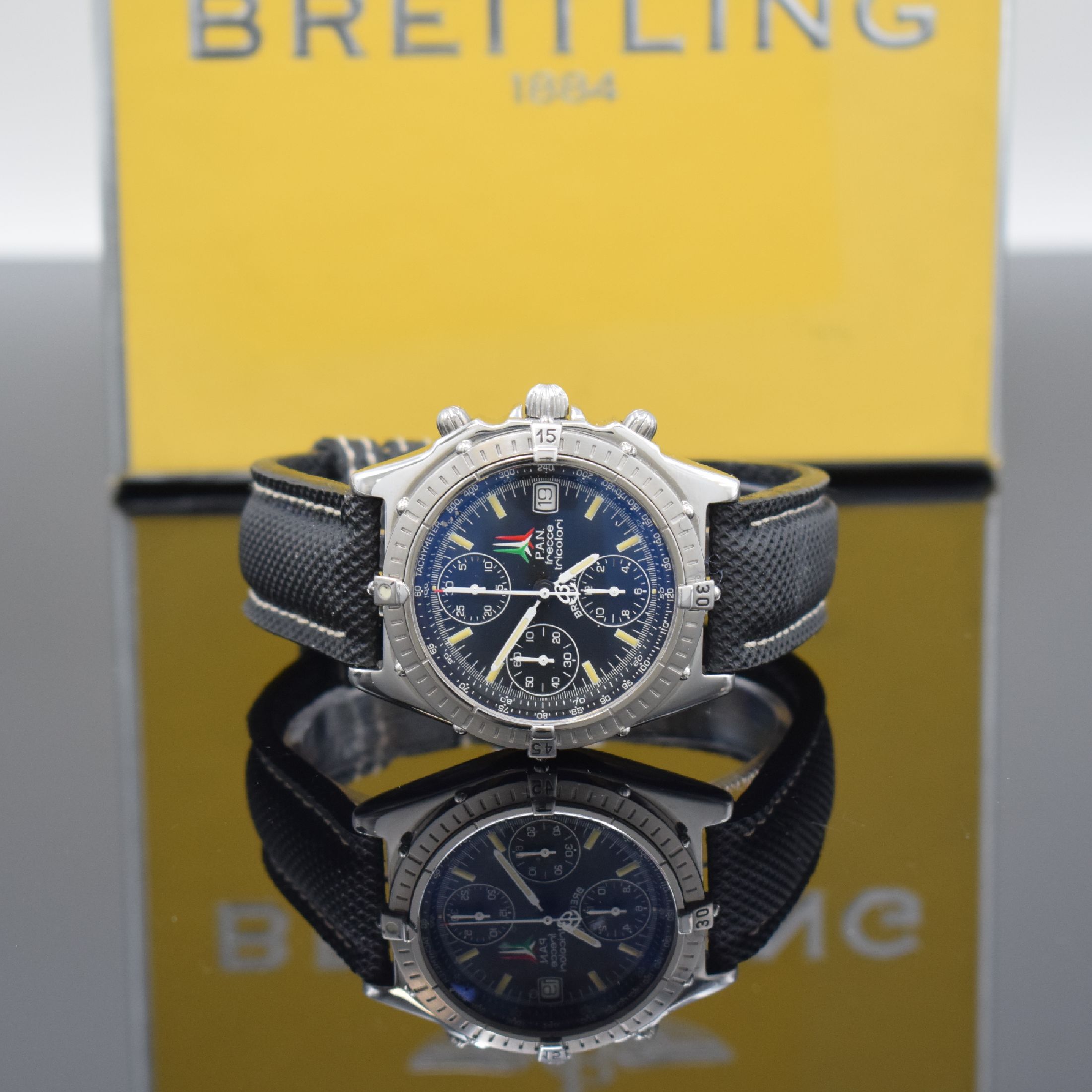 Detail e: BREITLING Armbandchronograph aus der Serie Kunstflugstaffeln hier P.A.N. frecce tricolori Referenz A13050.1, Automatik, Schweiz um 1995, auf 4000 ...