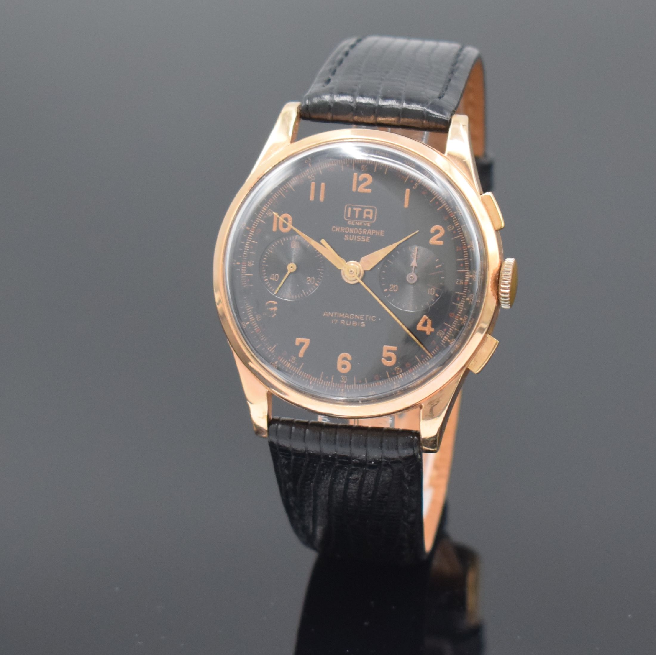 ITA / CHRONOGRAPHE SUISSE Herrenarmbanduhr mit Chronograph in RG 750/000, Schweiz um 1950, Handaufzug, Boden und Glasrand aufgedr., schwarzes. ...