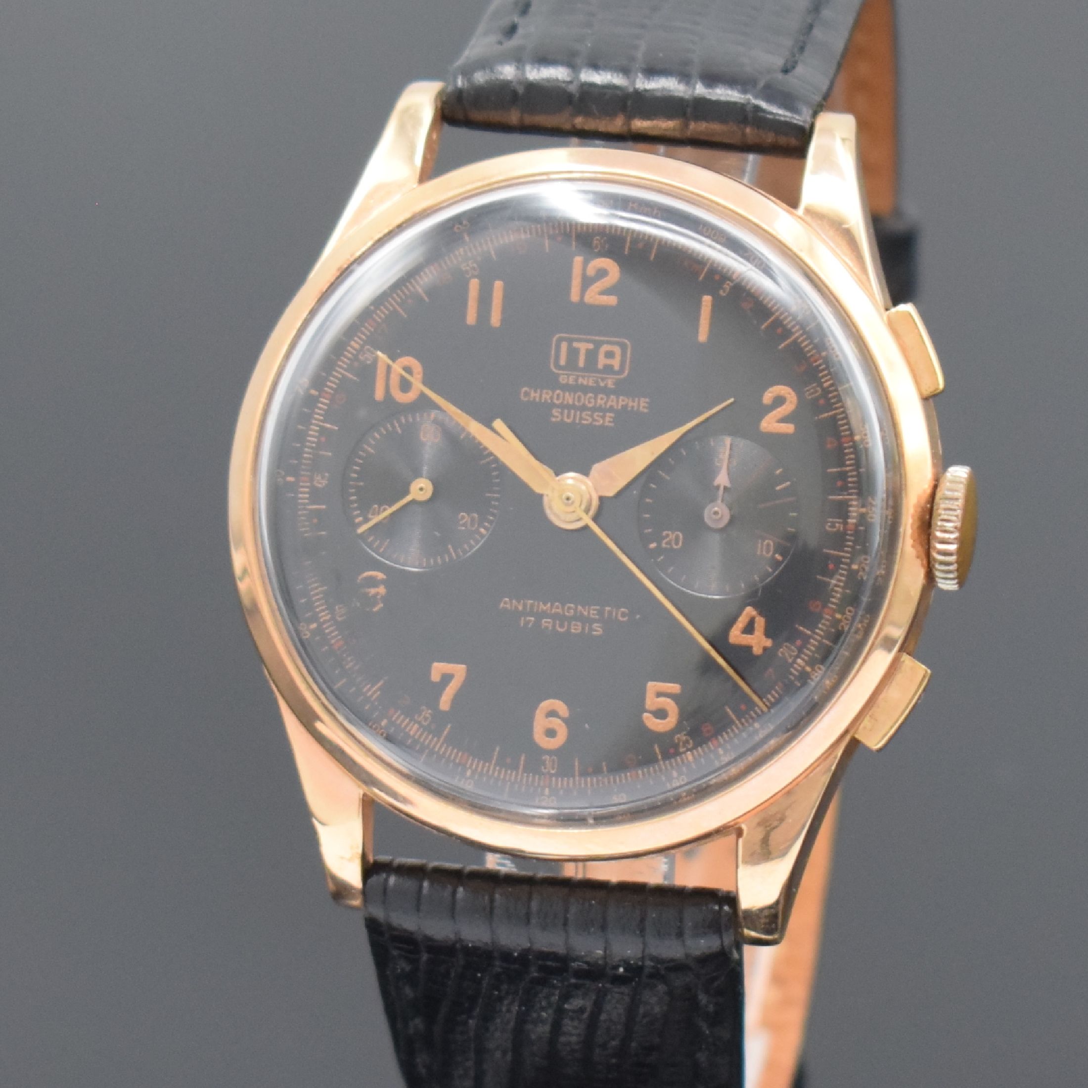 Detail a: ITA / CHRONOGRAPHE SUISSE Herrenarmbanduhr mit Chronograph in RG 750/000, Schweiz um 1950, Handaufzug, Boden und Glasrand aufgedr., schwarzes. ...
