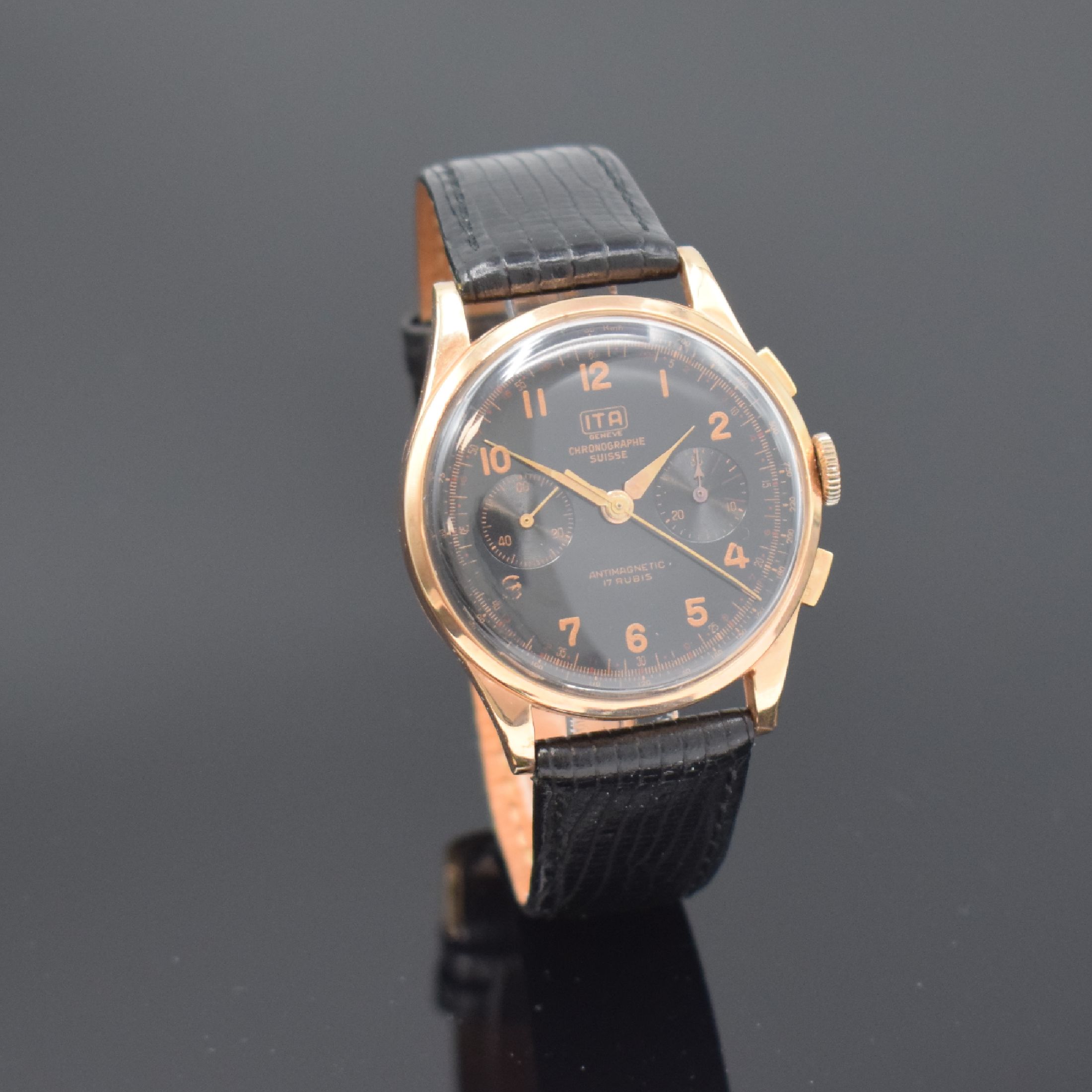 Detail b: ITA / CHRONOGRAPHE SUISSE Herrenarmbanduhr mit Chronograph in RG 750/000, Schweiz um 1950, Handaufzug, Boden und Glasrand aufgedr., schwarzes. ...