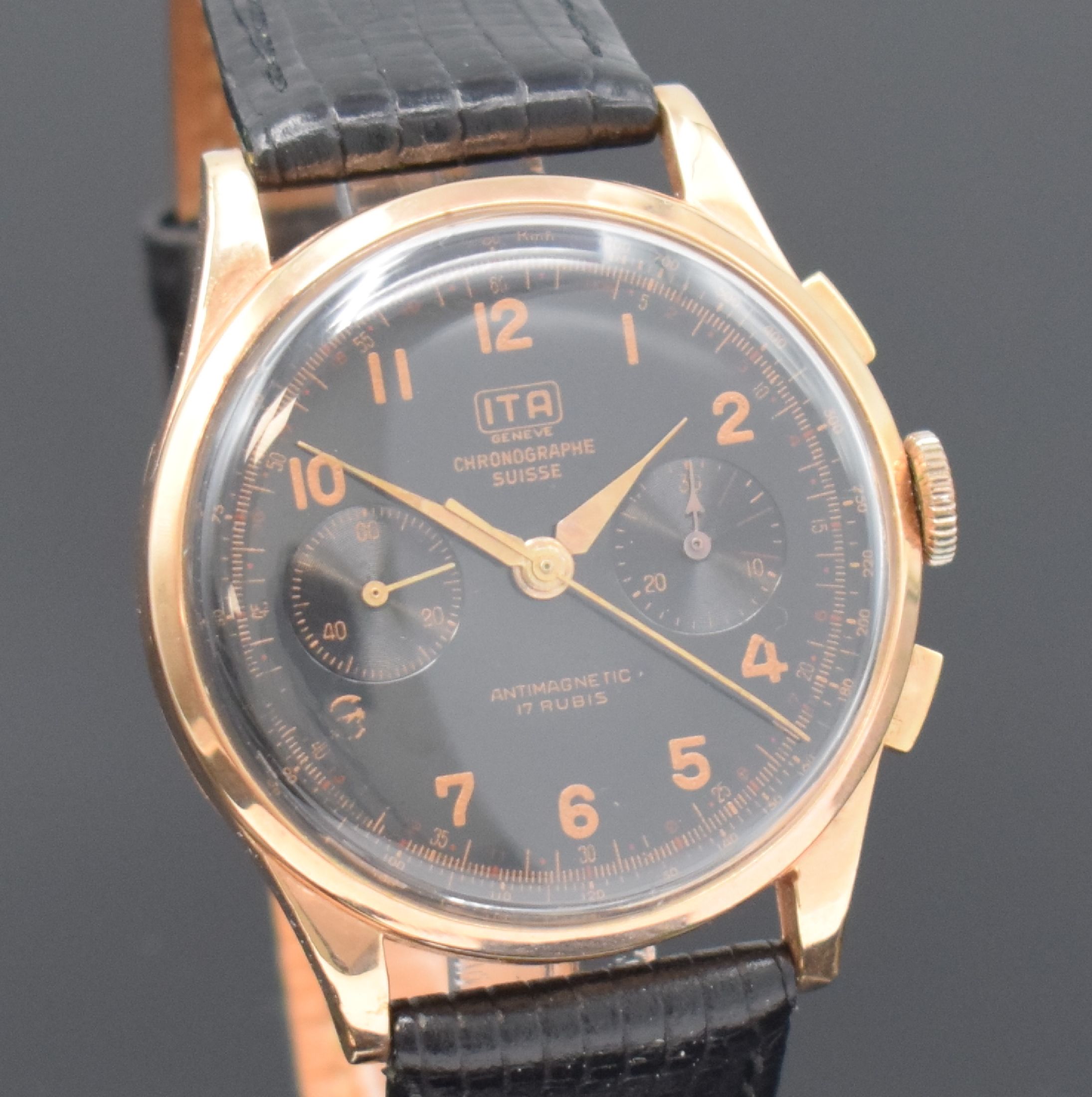 Detail c: ITA / CHRONOGRAPHE SUISSE Herrenarmbanduhr mit Chronograph in RG 750/000, Schweiz um 1950, Handaufzug, Boden und Glasrand aufgedr., schwarzes. ...