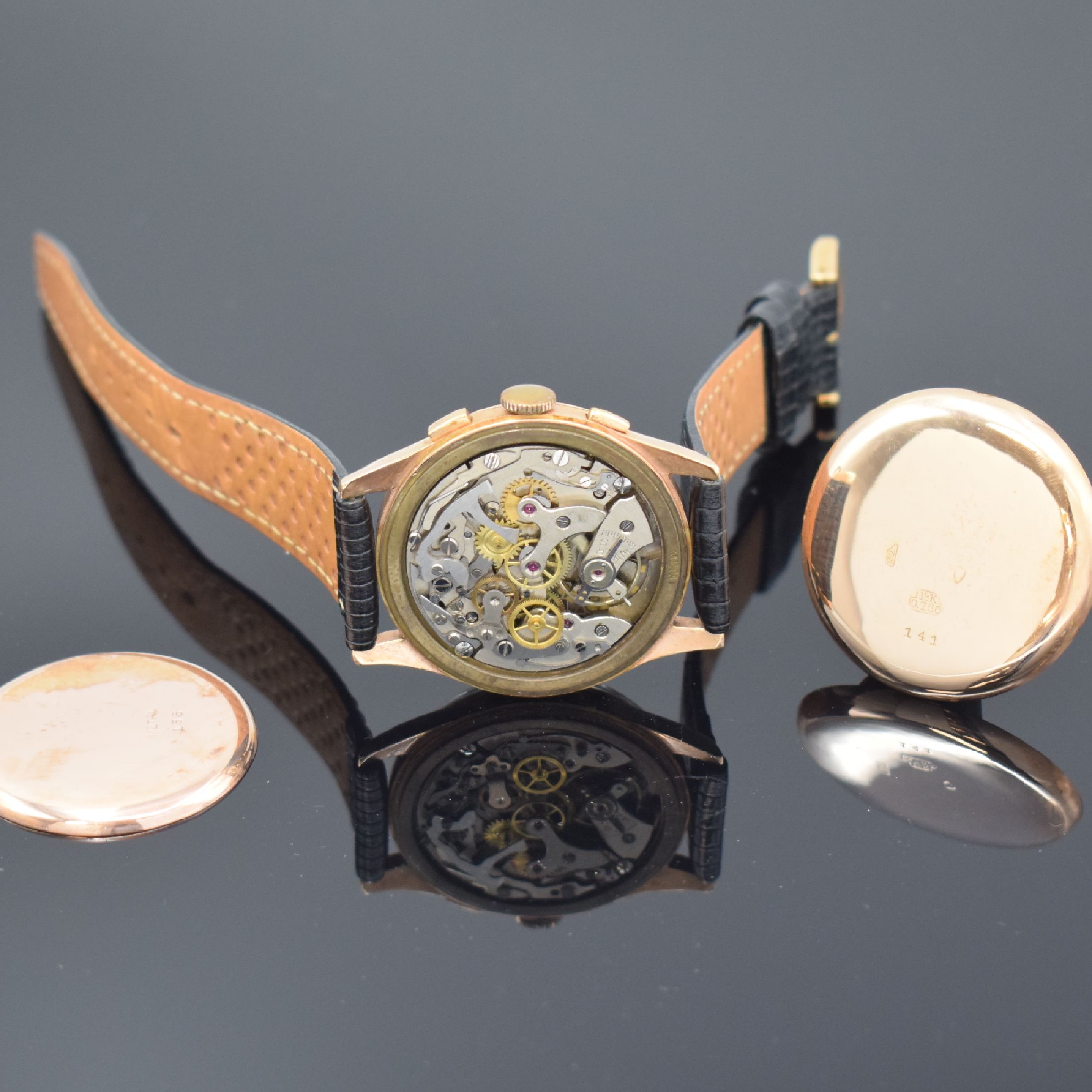 Detail d: ITA / CHRONOGRAPHE SUISSE Herrenarmbanduhr mit Chronograph in RG 750/000, Schweiz um 1950, Handaufzug, Boden und Glasrand aufgedr., schwarzes. ...