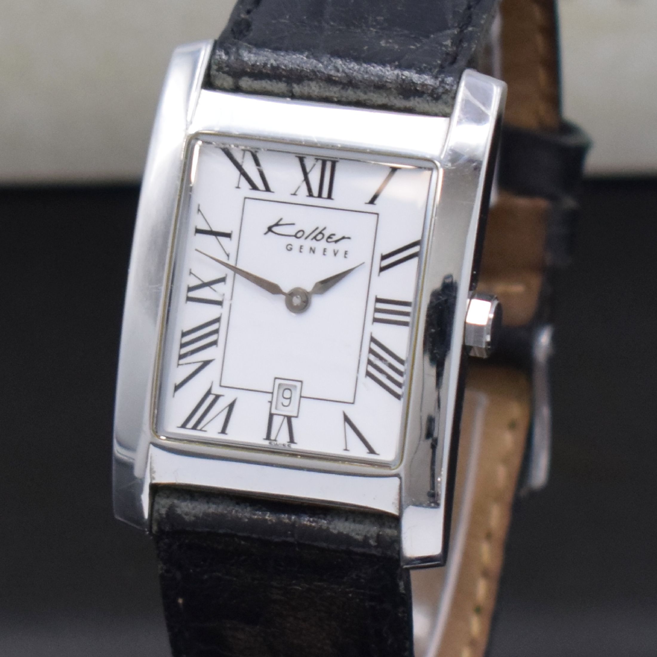 Detail a: KOLBER Geneve Armbanduhr in Stahl, Schweiz um 2000, quarz, Boden aufgedr., emailfarb. Zifferbl. m. röm. Std., Anz. v. Std., Min. und Datum, D. ca. ...