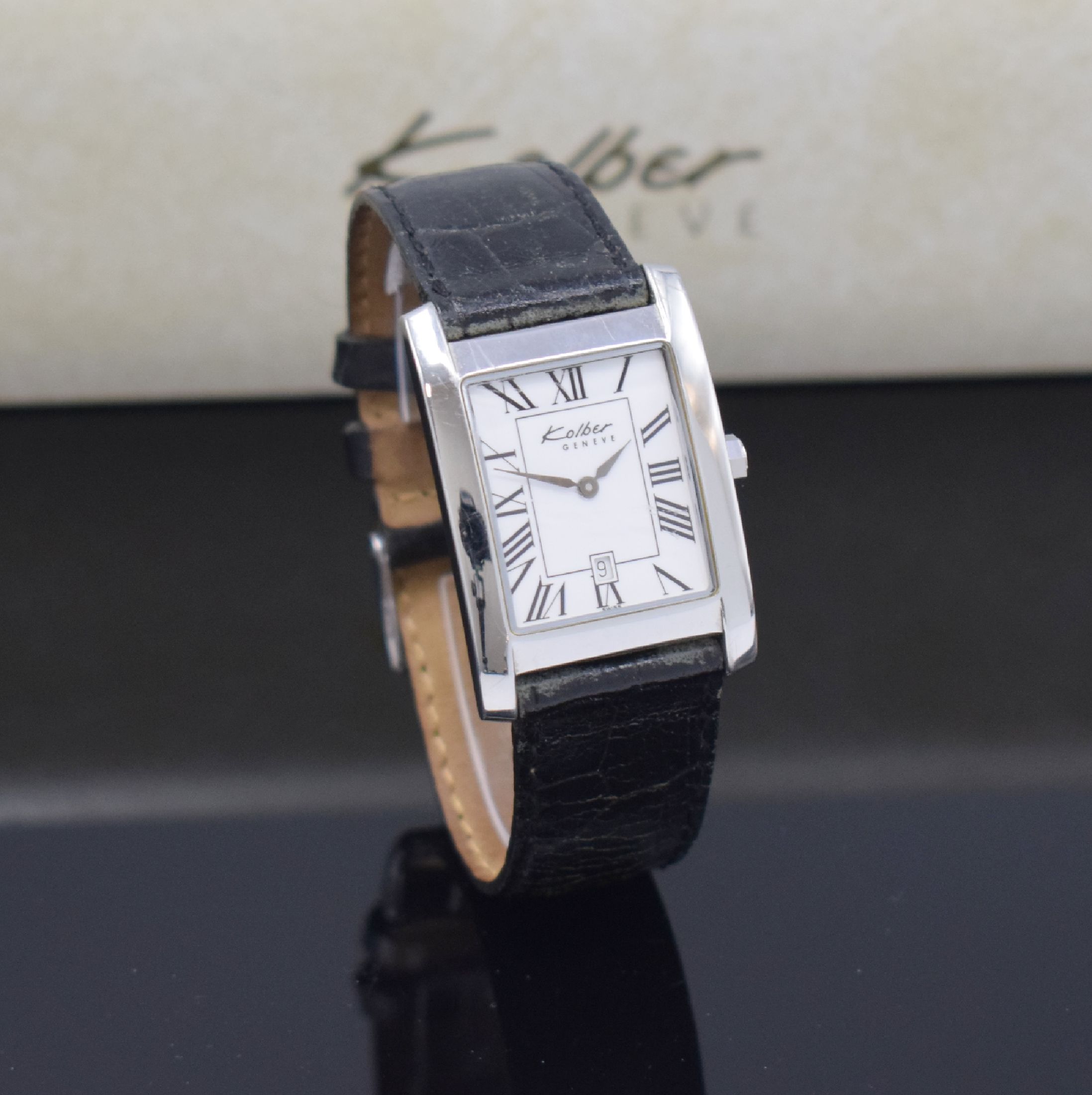 Detail b: KOLBER Geneve Armbanduhr in Stahl, Schweiz um 2000, quarz, Boden aufgedr., emailfarb. Zifferbl. m. röm. Std., Anz. v. Std., Min. und Datum, D. ca. ...