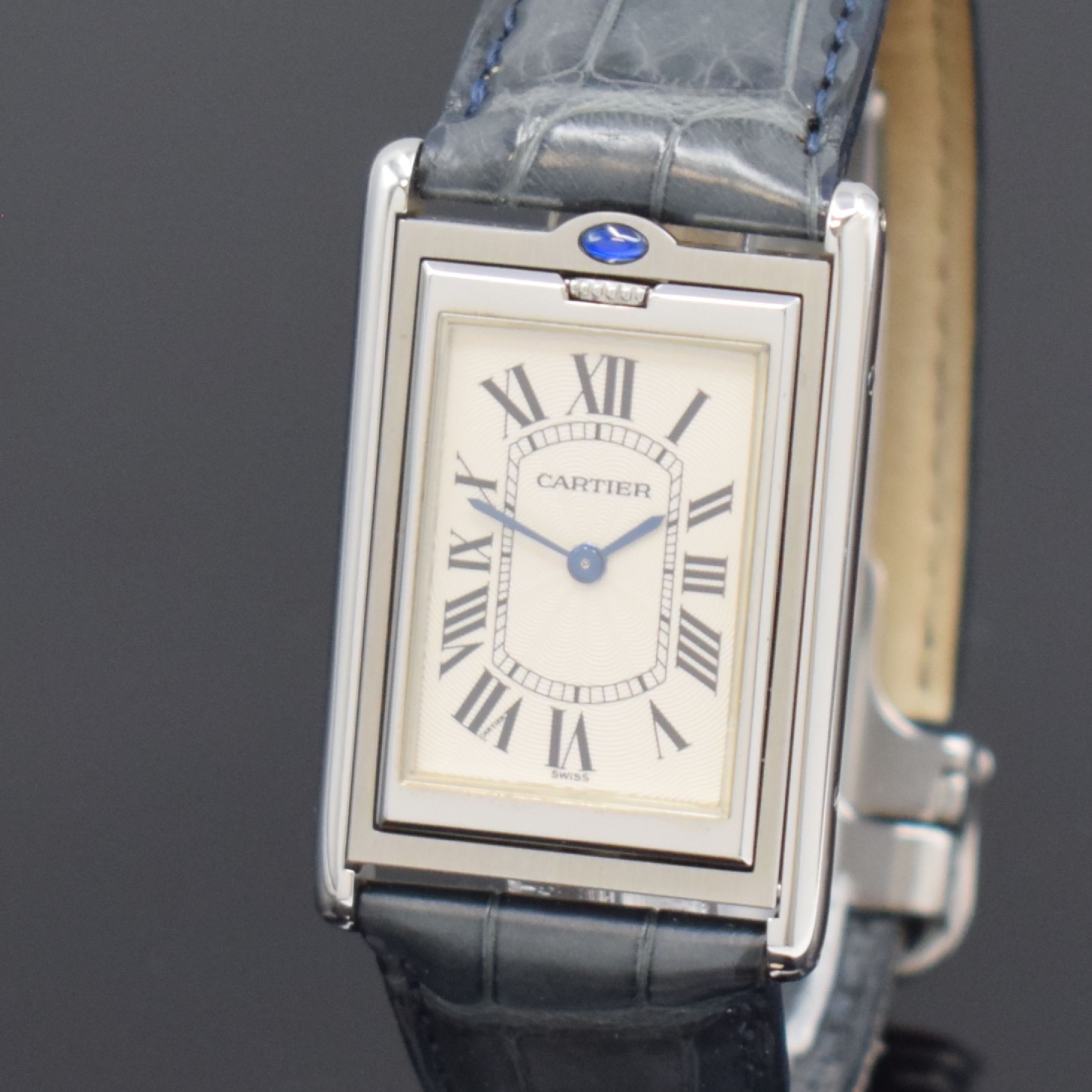 Detail a: CARTIER Basculante Armbanduhr Referenz 2390,Handaufzug, Schweiz um 2000, aufwendiges Edelstahl Wendegehäuse inkl. orig. Lederband m. orig. ...